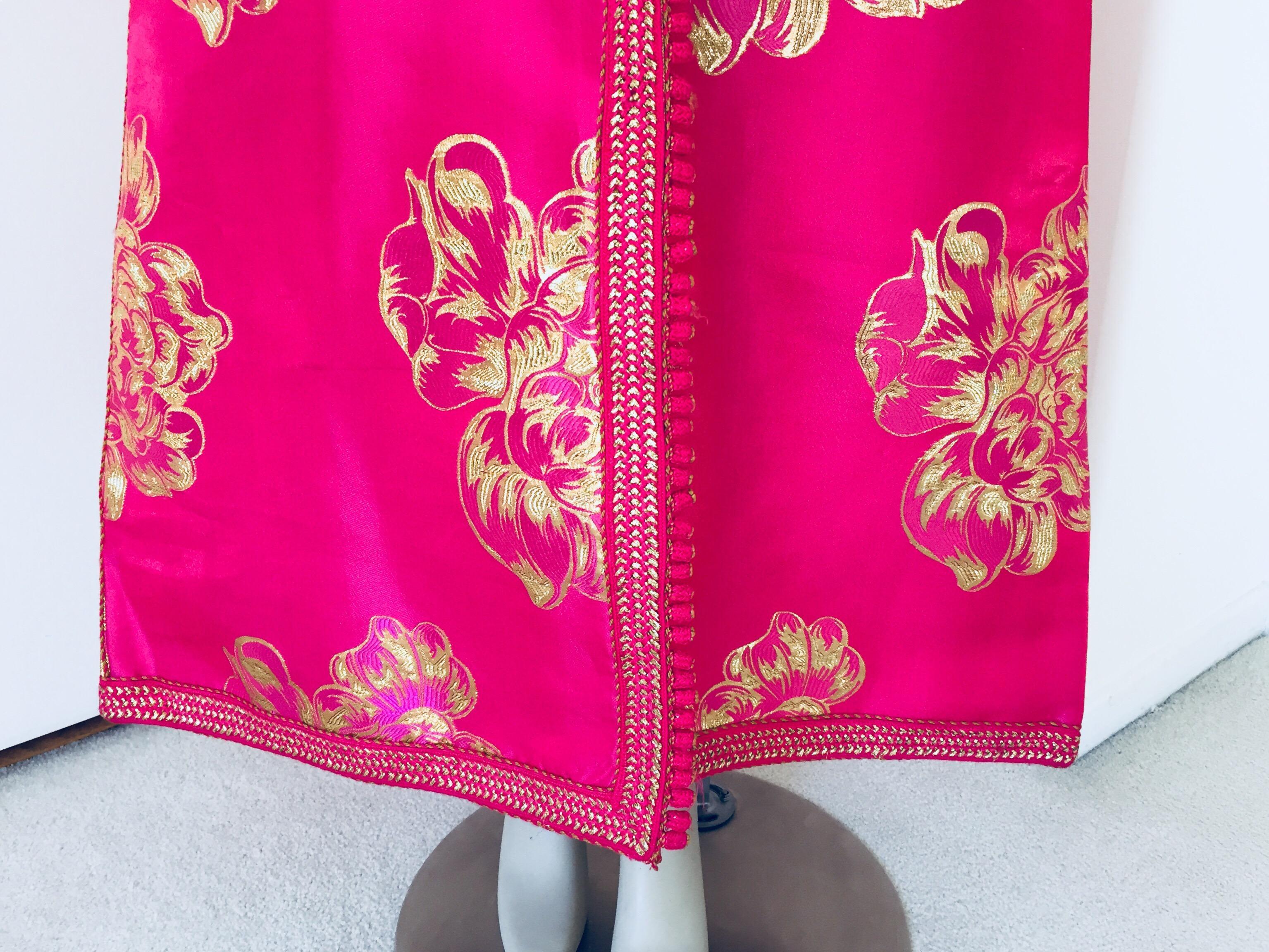 Caftán marroquí de diseño vintage, caftán de brocado metálico con rosa y dorado en venta 5