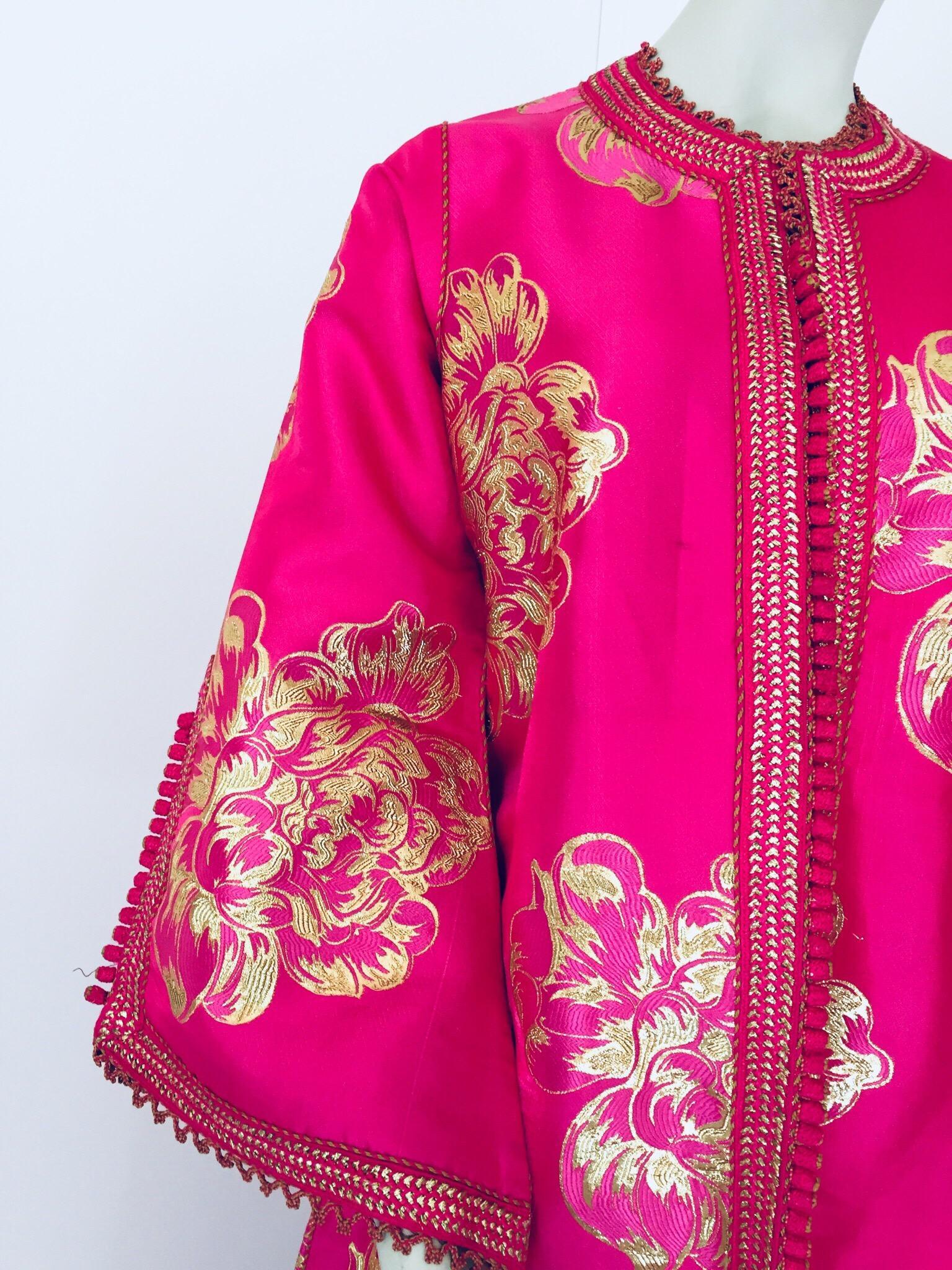 Caftán marroquí de diseño vintage, caftán de brocado metálico con rosa y dorado en venta 8