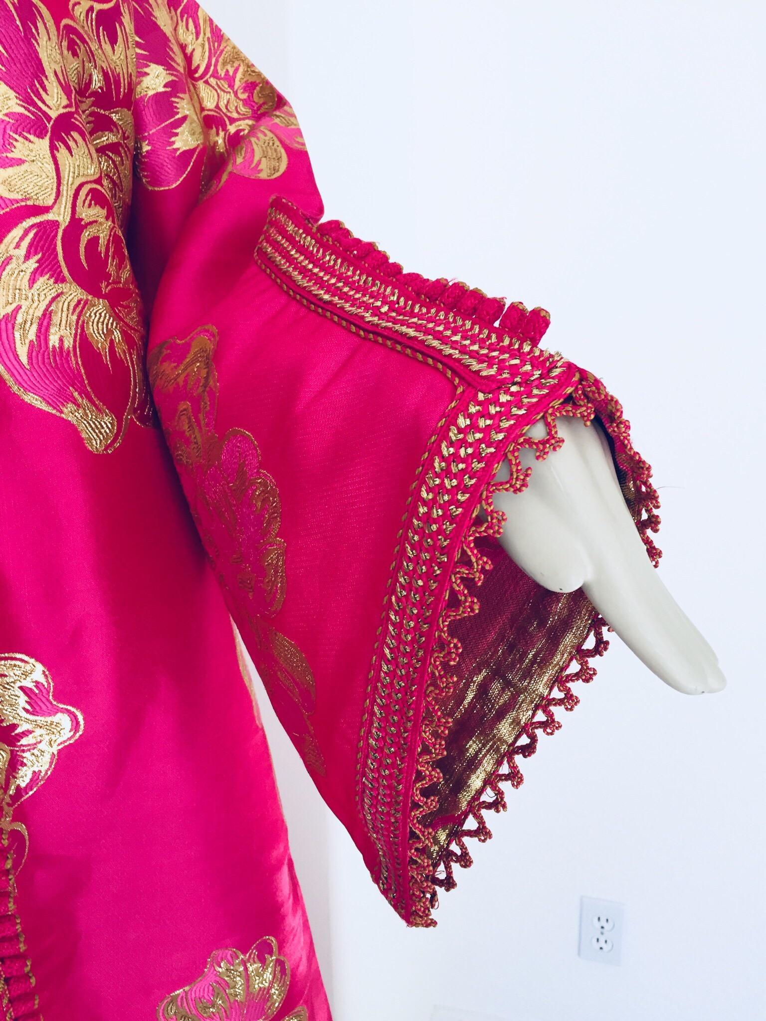 Elegant kaftan marocain vintage en brocart, brodé de rose et d'or.
Cette robe longue chic en brocart est brodée et rehaussée de bordures de fils tissés à la main. 
Il s'agit d'une chaussure à enfiler, le bouton ne s'ouvre pas.
Robe de soirée