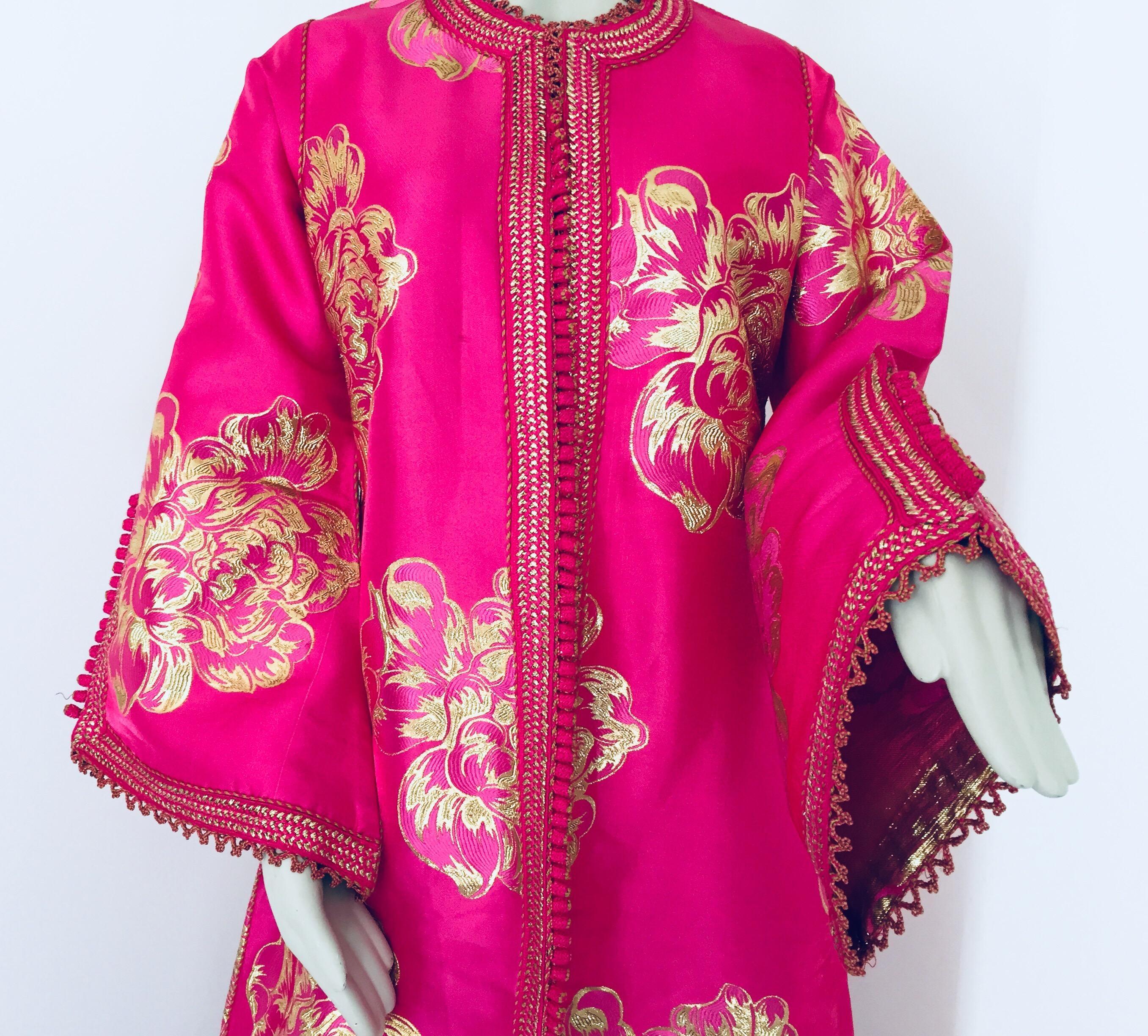 Marokkanischer Vintage-Designer-Kaftan, Metallic-Brokat-Kaftan mit Rosa und Gold im Angebot 2