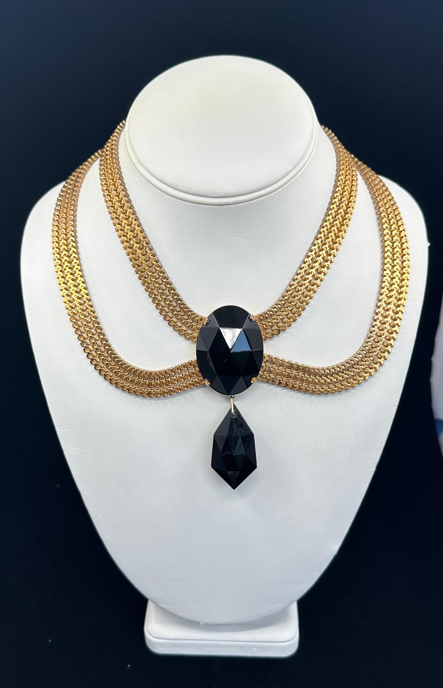 Il s'agit d'un somptueux collier Vintage Arnold Scaasi à festons multiples avec de grosses gouttes dramatiques en faux Onyx noir serties dans un collier à maille en métal doré russe.  Le fabuleux collier en maille se drape joliment autour du cou,