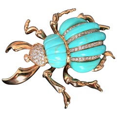 Broche vintage signée par un designer et ornée d'un scarabée en turquoise 