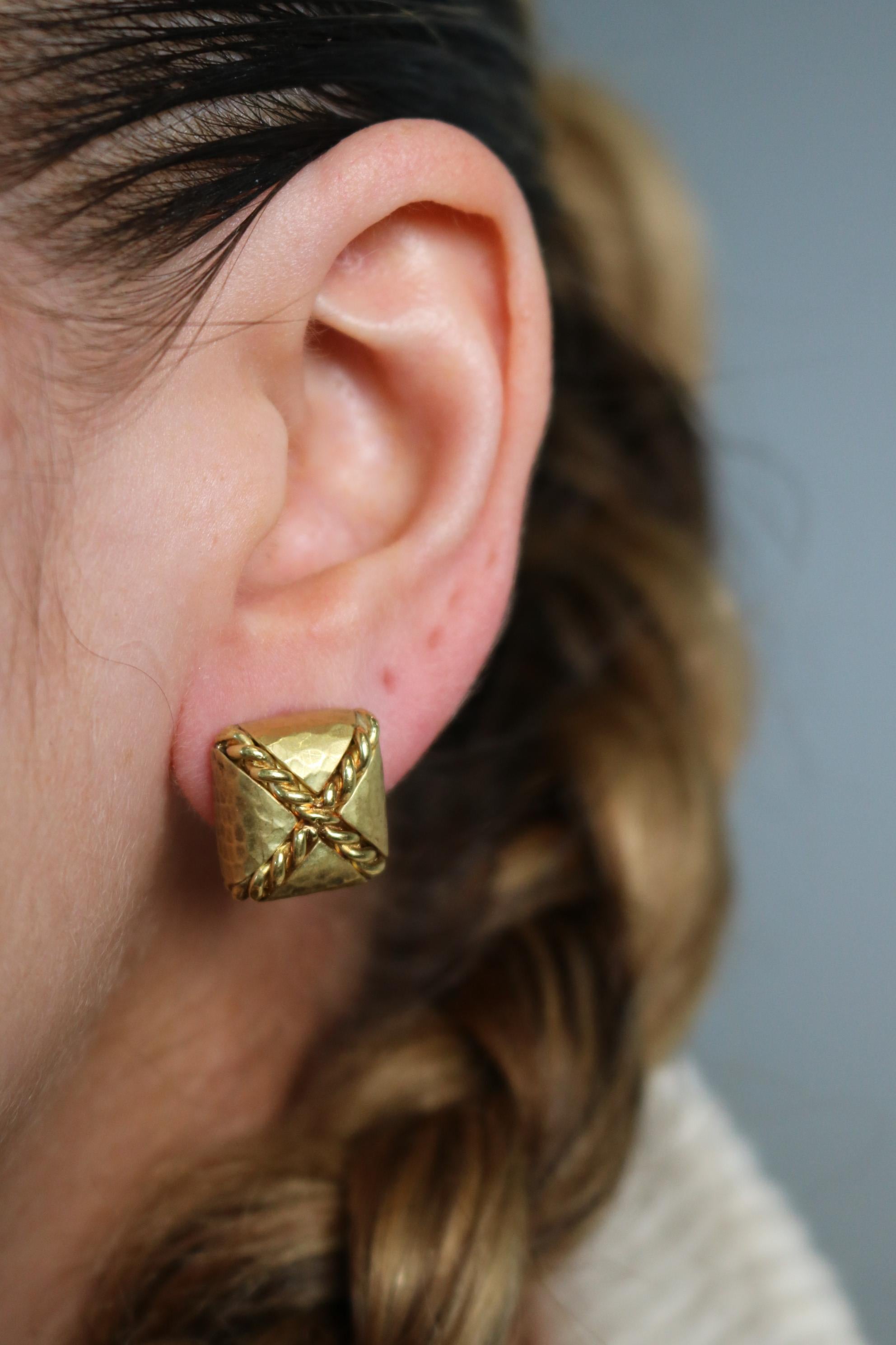 Quadratische Vintage Designer-Ohrringe aus 18 Karat Gelbgold, handgehämmert von Maz im Angebot 5
