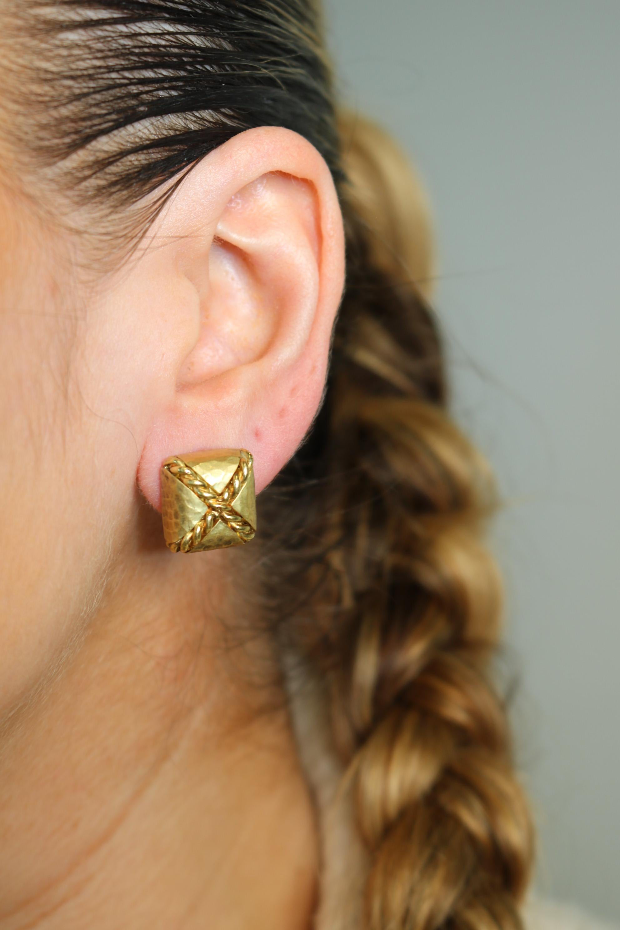 Quadratische Vintage Designer-Ohrringe aus 18 Karat Gelbgold, handgehämmert von Maz (Moderne) im Angebot