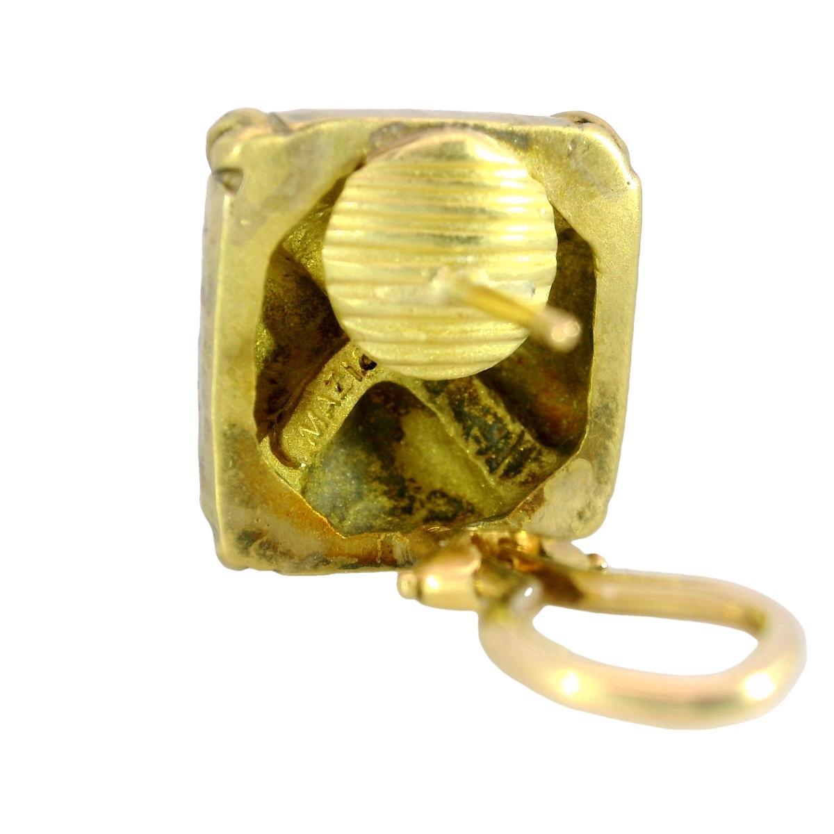 Quadratische Vintage Designer-Ohrringe aus 18 Karat Gelbgold, handgehämmert von Maz im Angebot 1