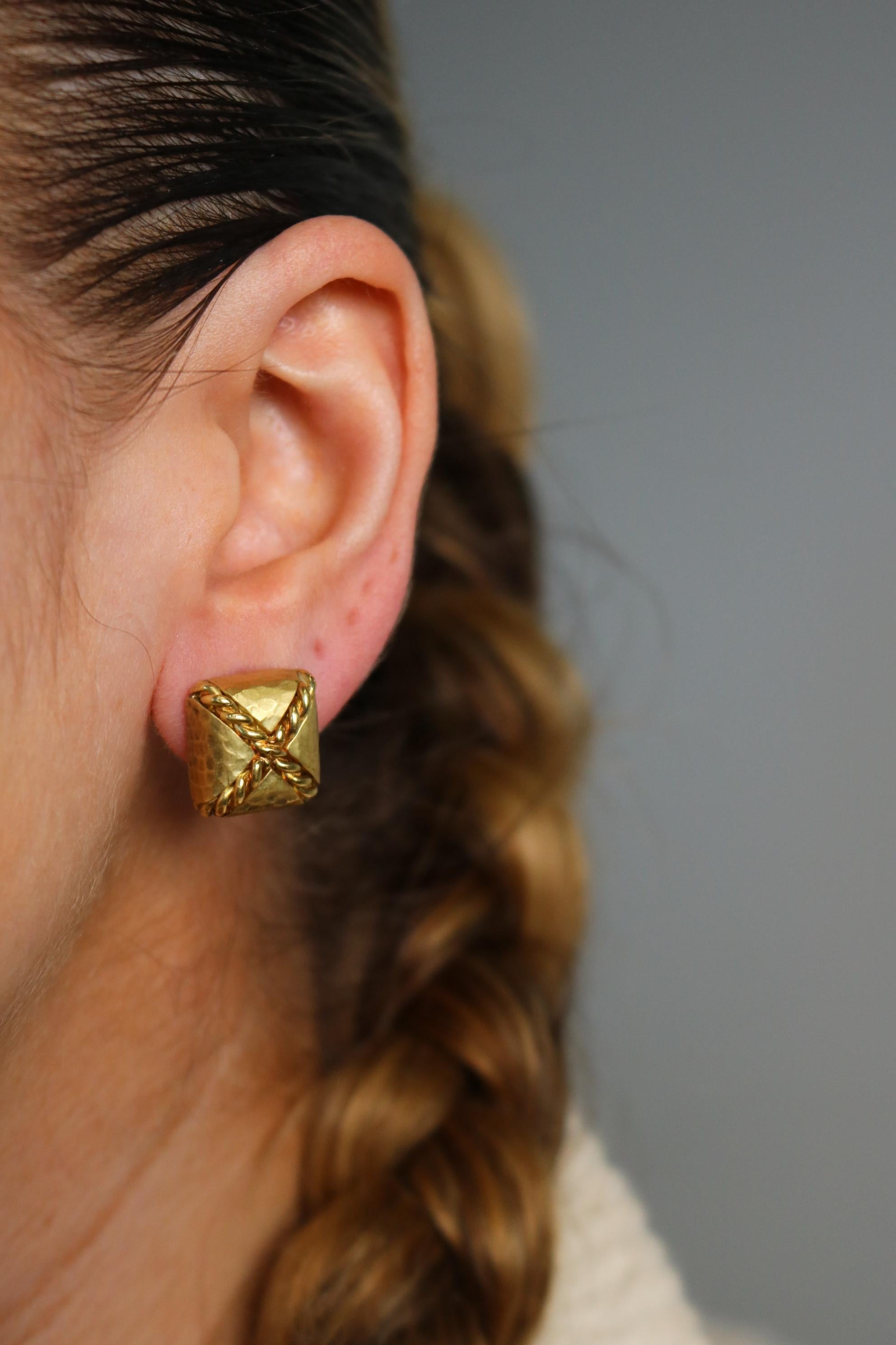 Quadratische Vintage Designer-Ohrringe aus 18 Karat Gelbgold, handgehämmert von Maz im Angebot 4