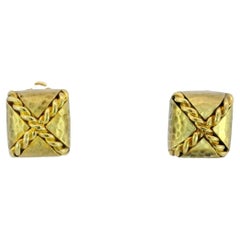 Orecchini quadrati vintage di design in oro giallo 18 carati martellati a mano da Maz