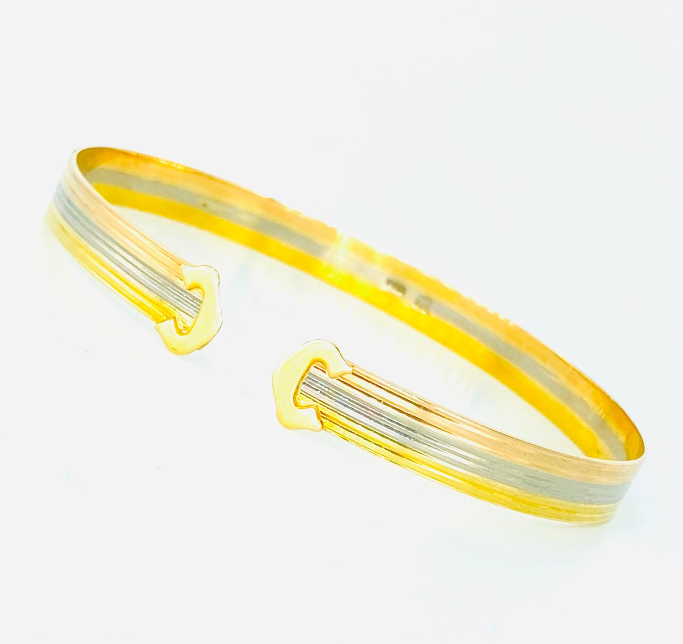 Vieux bracelet en or tricolore 18k 
Poids : 7,6 grammes 
Or blanc, or jaune et or rose Or massif 18k
Convient à un poignet de 7 pouces maximum
Largeur 5.8mm