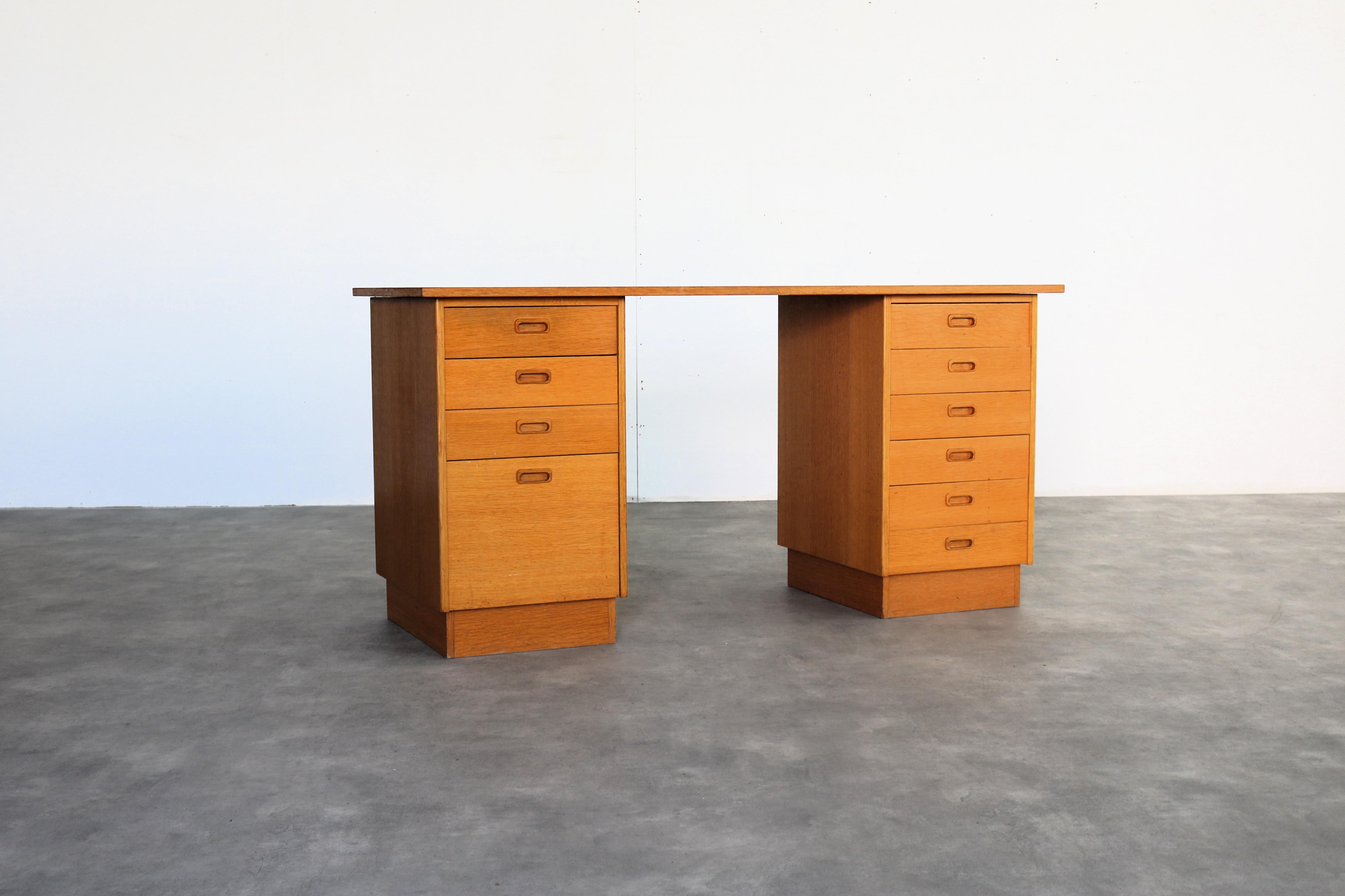 Scrivania vintage  Oak  1960s  Svedese

Periodo  1960s
Design  sconosciuto  Svezia
Condizione  buono  piccoli segni di usura
Dimensione  75 x 150 x 60 cm (H. x L. x P).

Dettagli  Oak

Numero dell'articolo  2901