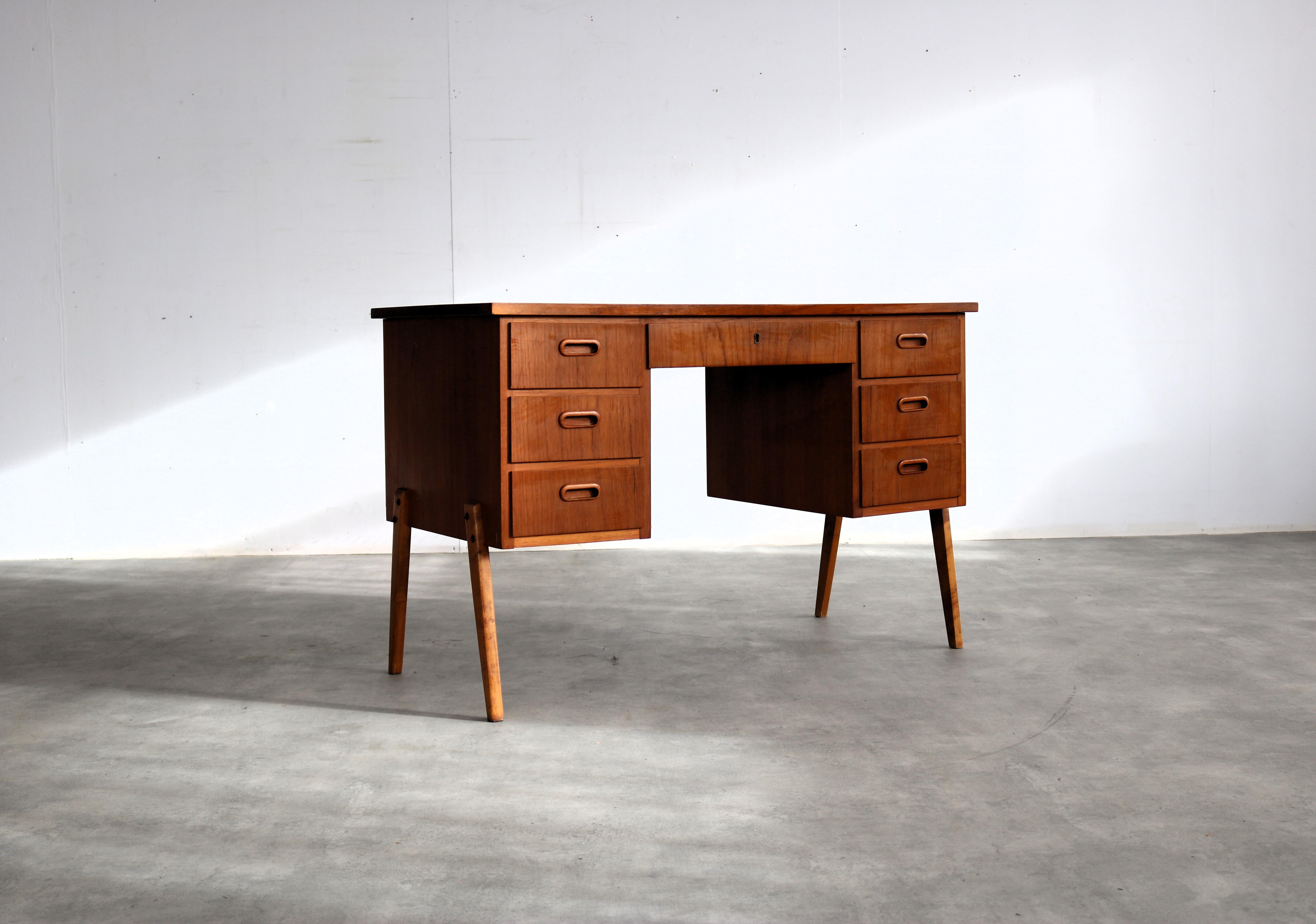alter Schreibtisch  60s  Schwedisch

Zeitraum  60's
Entwurf  unbekannt  Schweden
Bedingung  gut  leichte Gebrauchsspuren
Größe  72 x 110 x 55 (HxBxT)

Details  Teakholz;

Artikelnummer  2549
