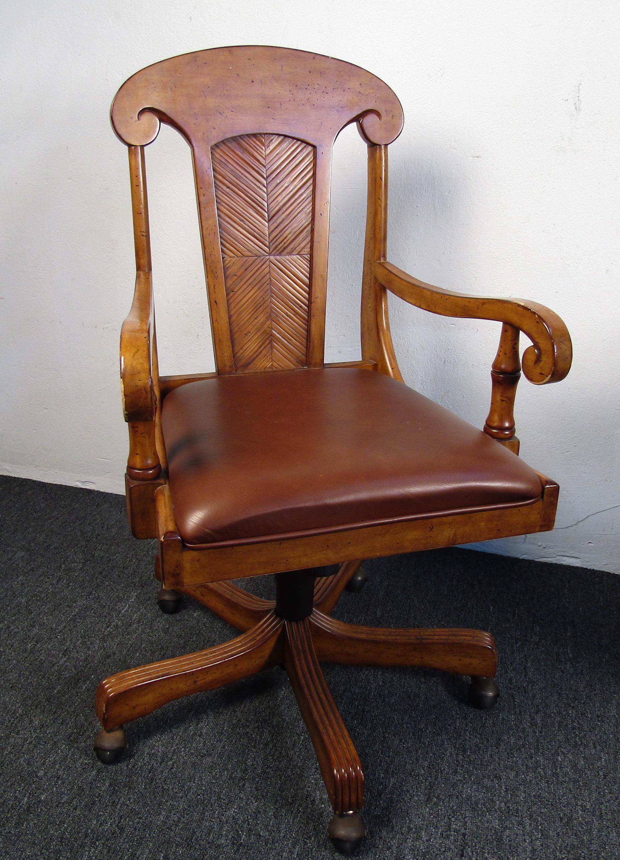 Bois Bureau et chaise vintage en vente