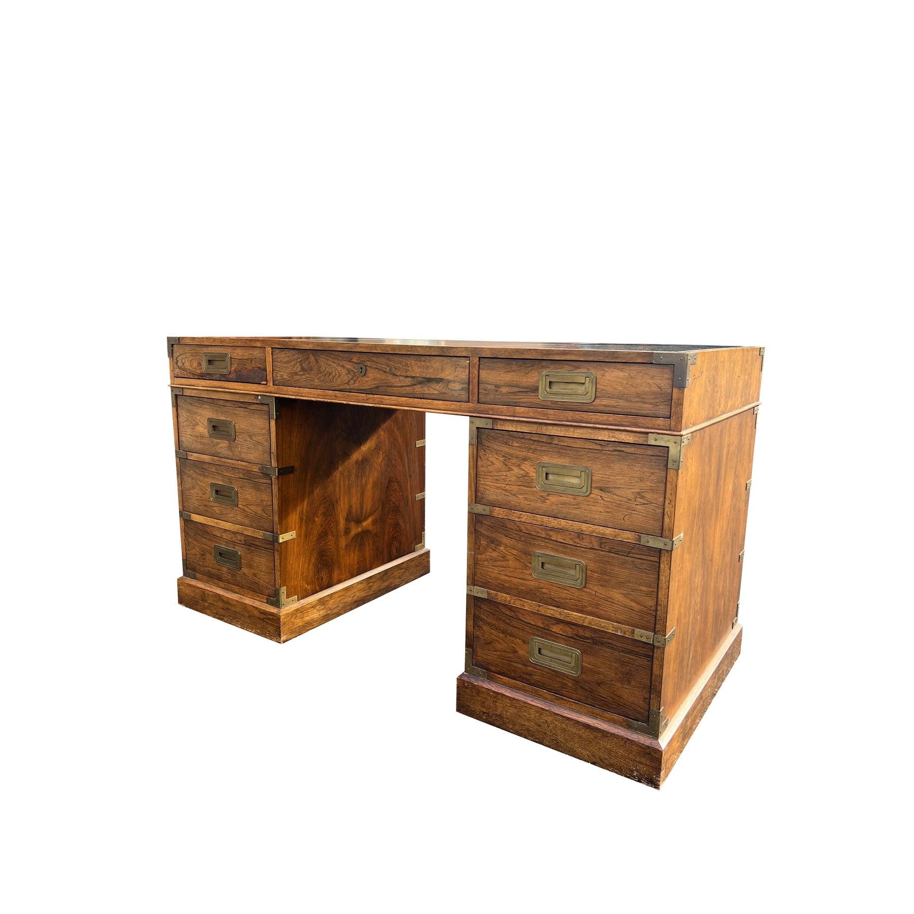 Eleganza e funzionalità: Scrivania Campaigner vintage con piano in pelle!

Questa scrivania vintage Baker, realizzata nel classico stile Campaigner, combina un'estetica raffinata con una pratica funzionalità. Grazie al piano in pelle, alla