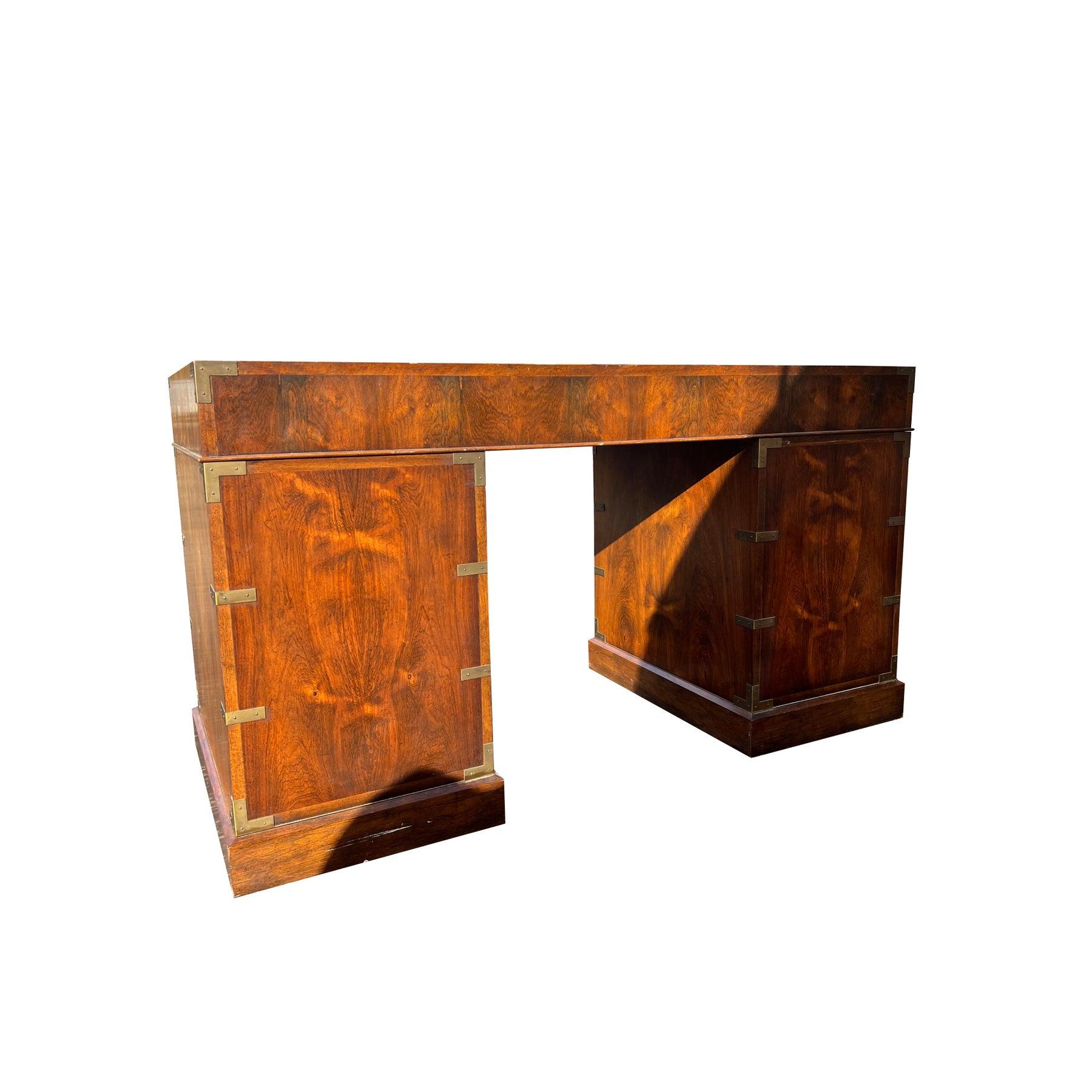 Stile Campaign Scrivania vintage di Baker in stile Campaigner con piano in pelle in vendita