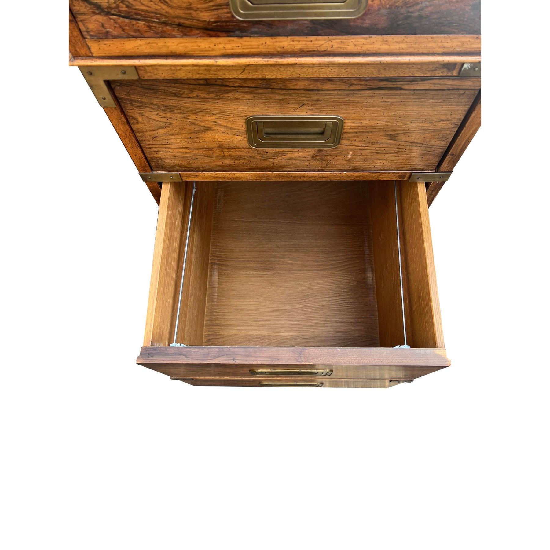 Scrivania vintage di Baker in stile Campaigner con piano in pelle In condizioni buone in vendita a Saddle River, NJ