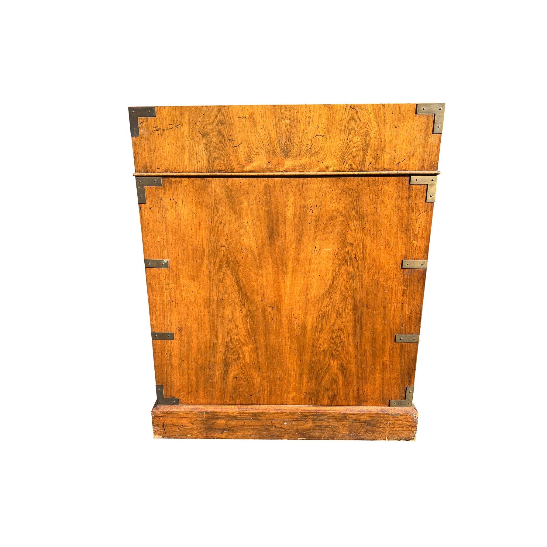 Fine XX secolo Scrivania vintage di Baker in stile Campaigner con piano in pelle in vendita