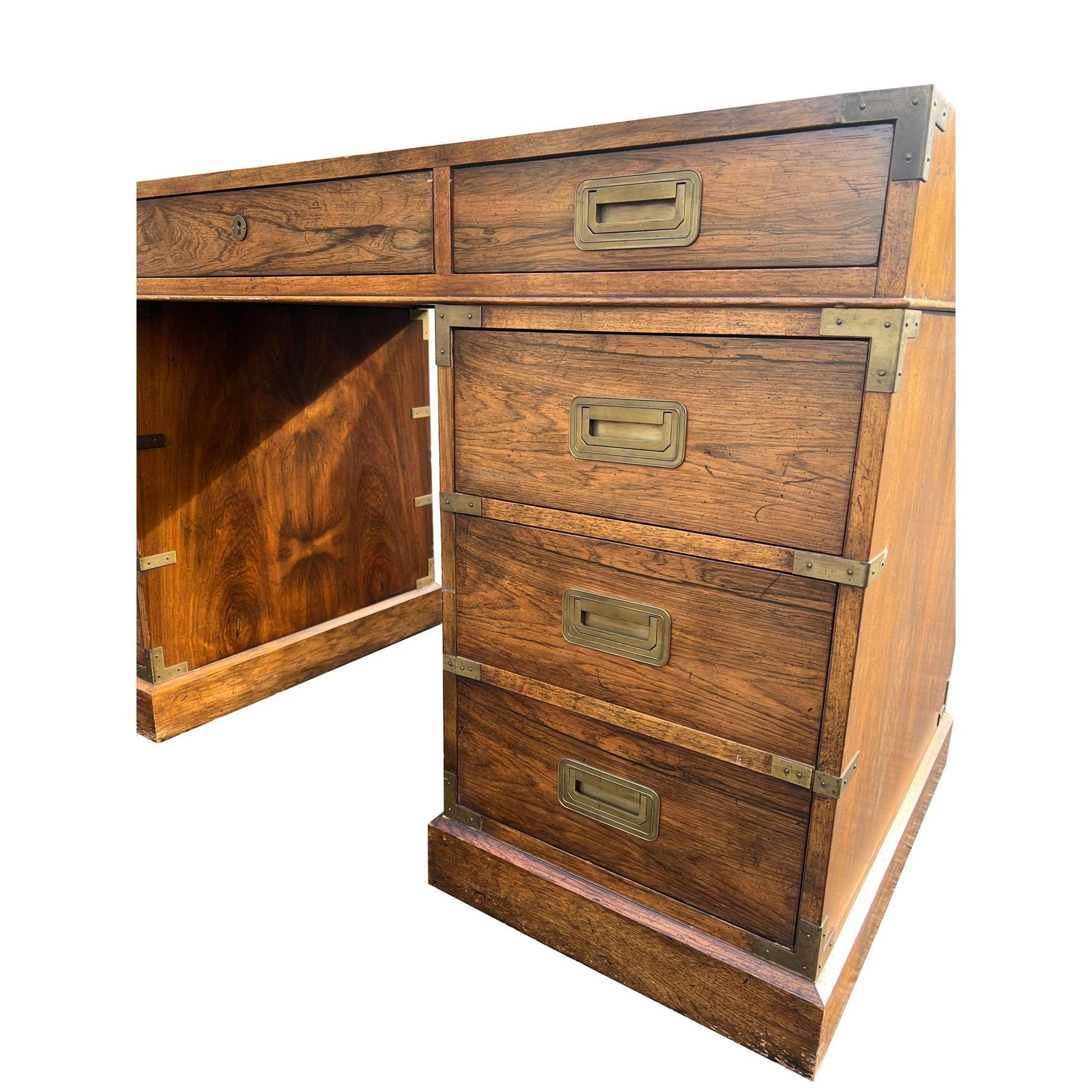 Legno Scrivania vintage di Baker in stile Campaigner con piano in pelle in vendita