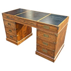 Bureau Vintage par Baker en style Campaigner avec dessus en cuir