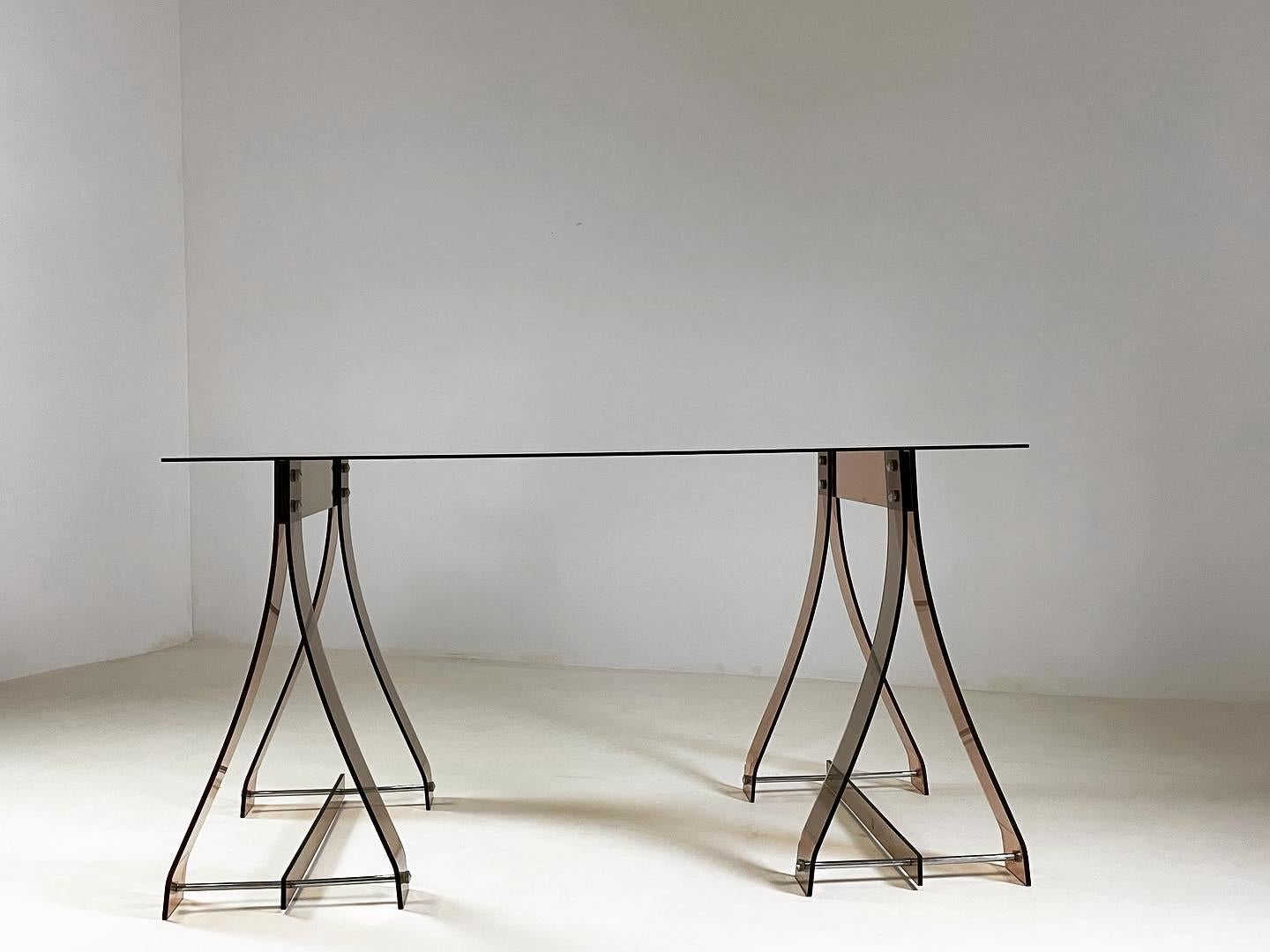 Vintage desk by Marcello Gacita and Pierre Tiberi and edited by Mode Europe in the 70s.
A smoked glass top (5mm) is placed on a pair of Plexiglas trestles.
Dimensions: L136 x D69 x H73 cm