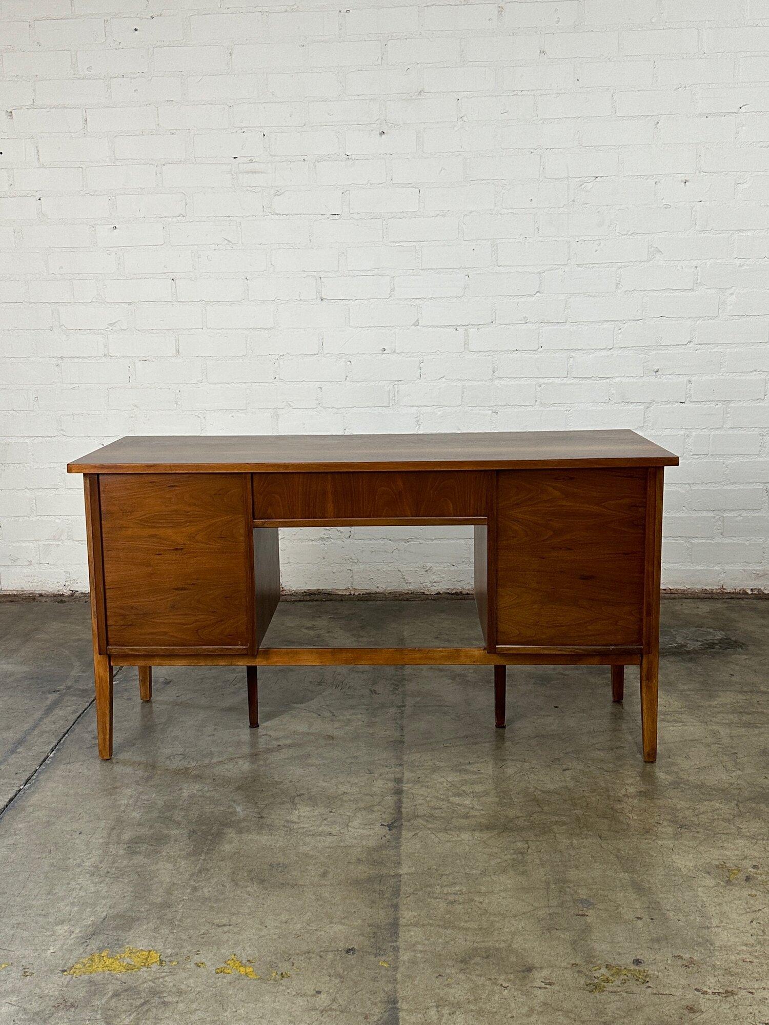 Vintage desk by Stanley 1