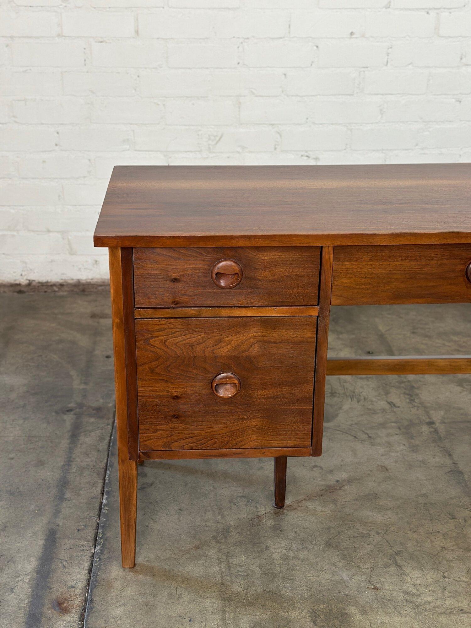 Vintage desk by Stanley 3