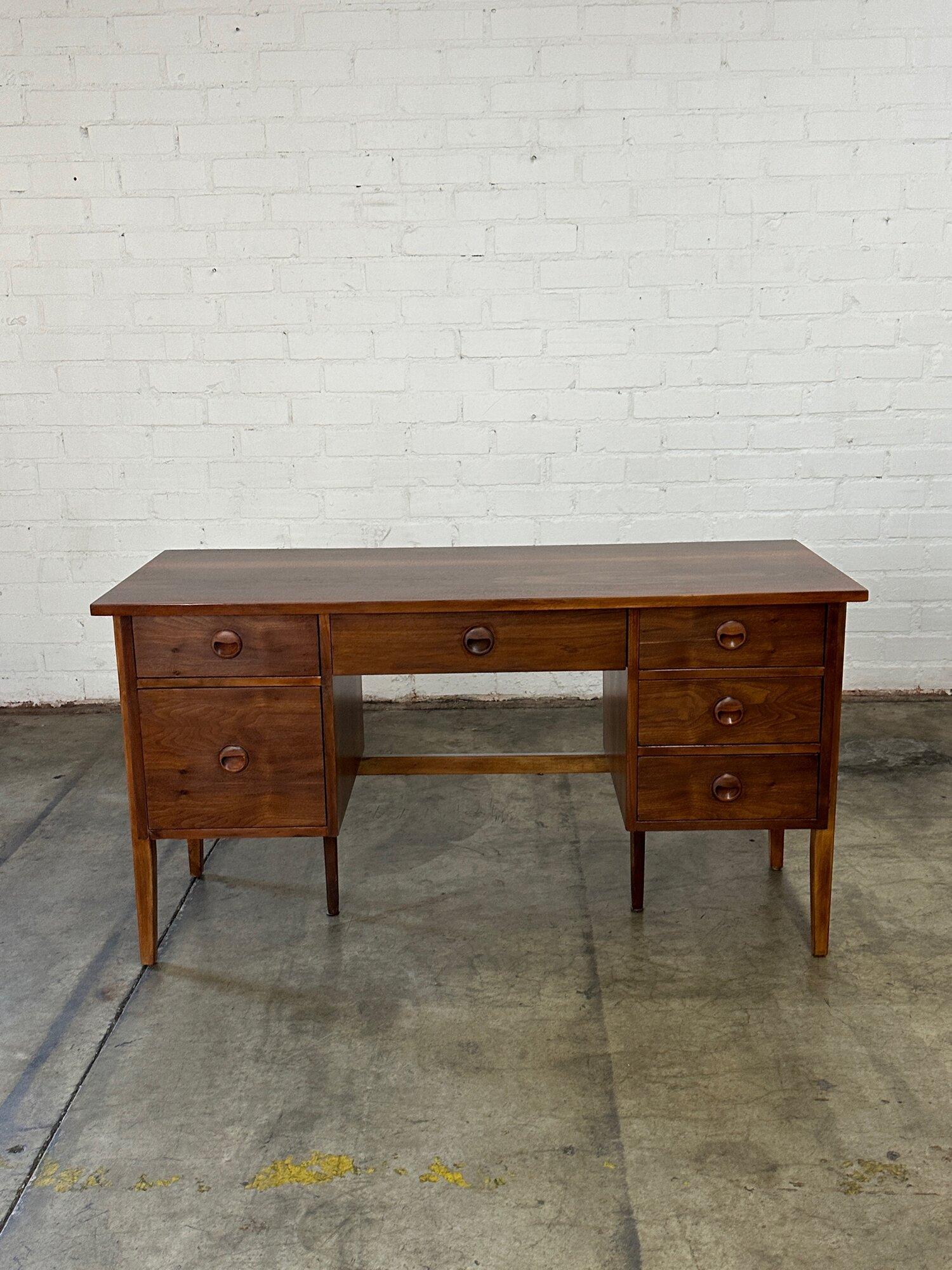 W56 D22 H30.5 SW22.5

Fully restored walnut desk by Stanley. Item features sculpted handles, walnut grain on all sides and two center support legs. Item is structurally sound and fully functional. 

