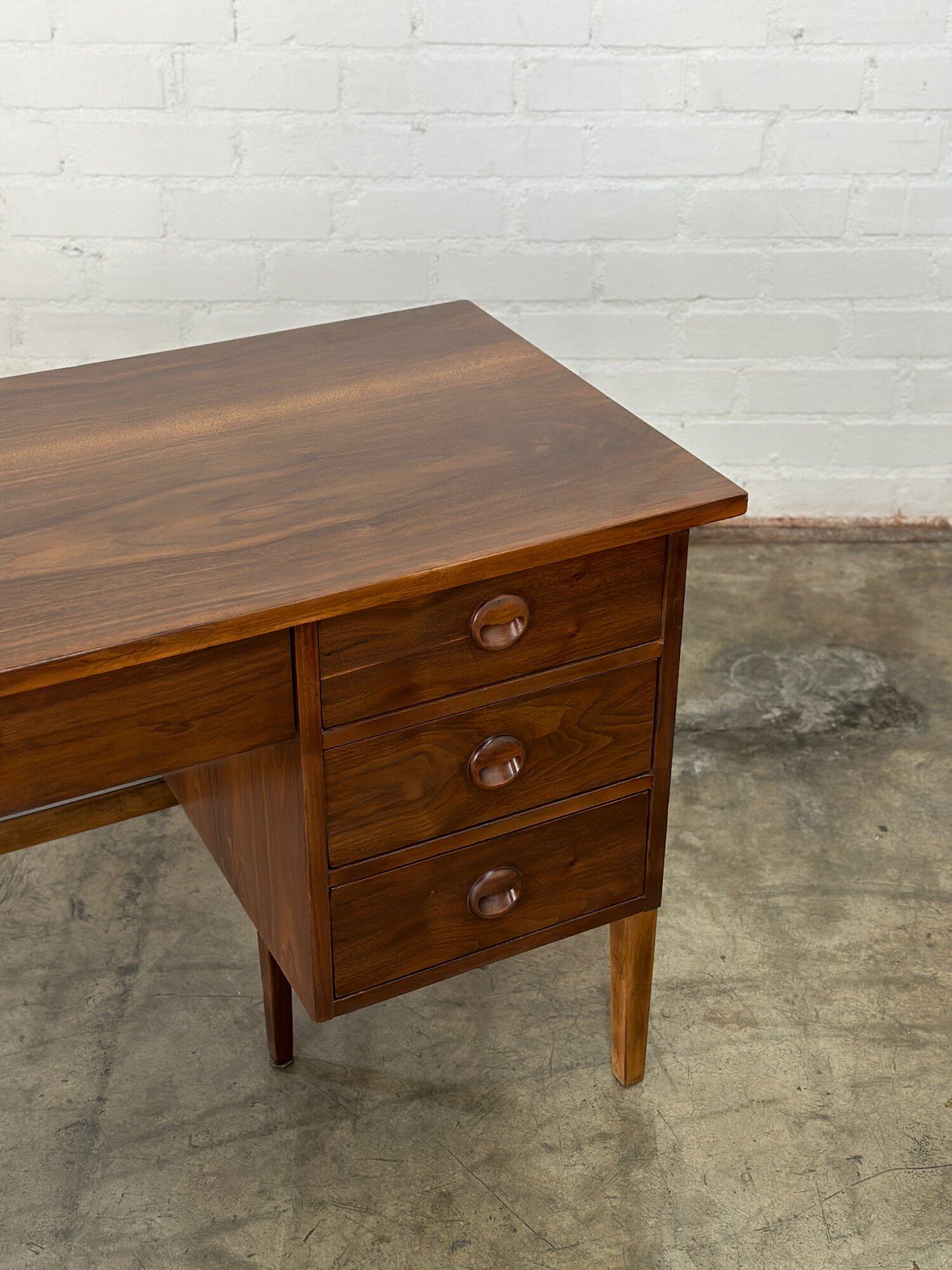 Vintage desk by Stanley In Good Condition In Los Angeles, CA