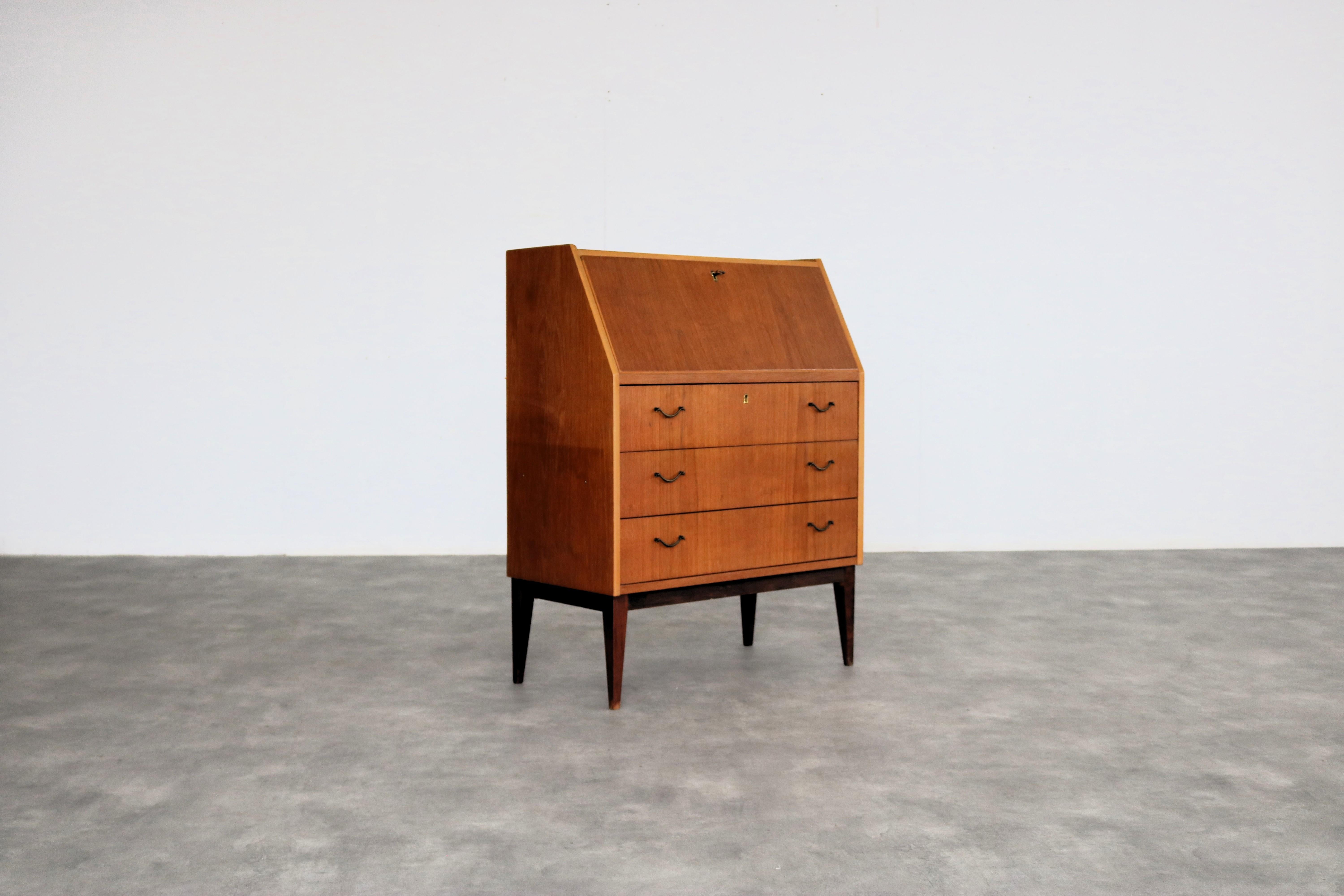Scrivania vintage  mobile  1960s  Svezia

Periodo  1960s
Design  Sconosciuto  Svezia
Condizione  Buono  Piccoli segni di usura
Dimensioni  100 x 78,5 x 39 cm (H. H. W. D.)

Dettagli  Teak; Ottone;

Numero dell'articolo  2885