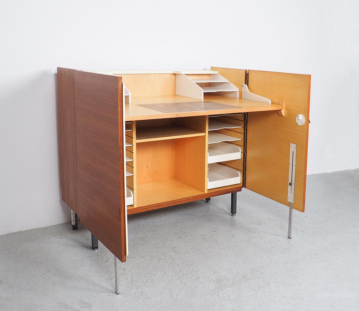 Vintage-Schreibtischschrank aus Teakholz, 1960er Jahre  (Furnier) im Angebot