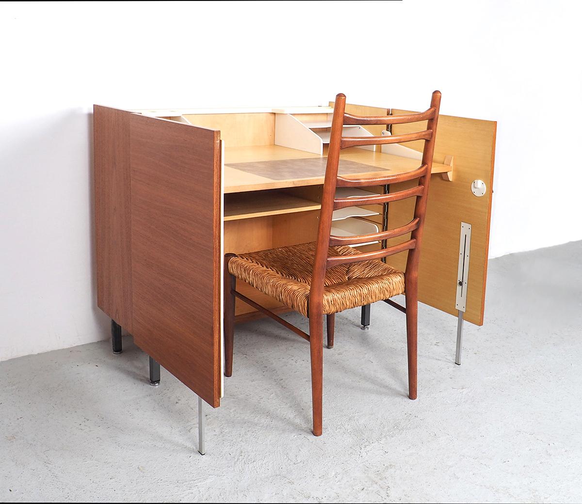 Vintage-Schreibtischschrank aus Teakholz, 1960er Jahre  im Zustand „Gut“ im Angebot in HEILOO, NL