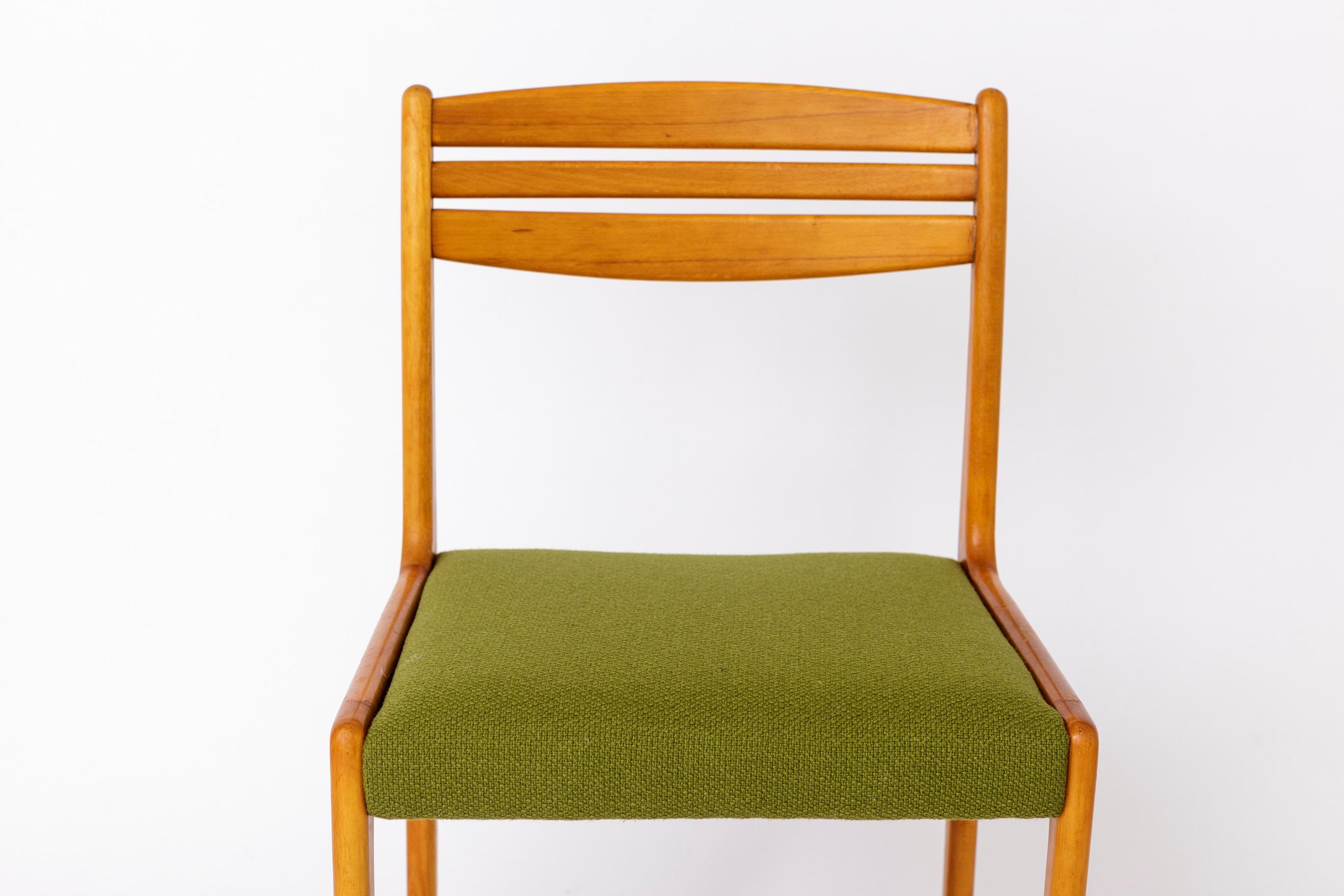 Vintage Mid-Century Desk Chair  1960s-1970s ✨

A stylish and functional vintage desk chair from the 1960s-1970s, crafted with timeless mid-century design. The manufacturer is unknown, making this a truly unique piece. Only one available – don’t miss