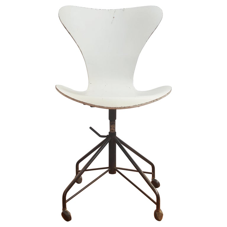 Vintage Desk Chair Model 3117 by Arne Jacobsen for Probjeto For Sale at