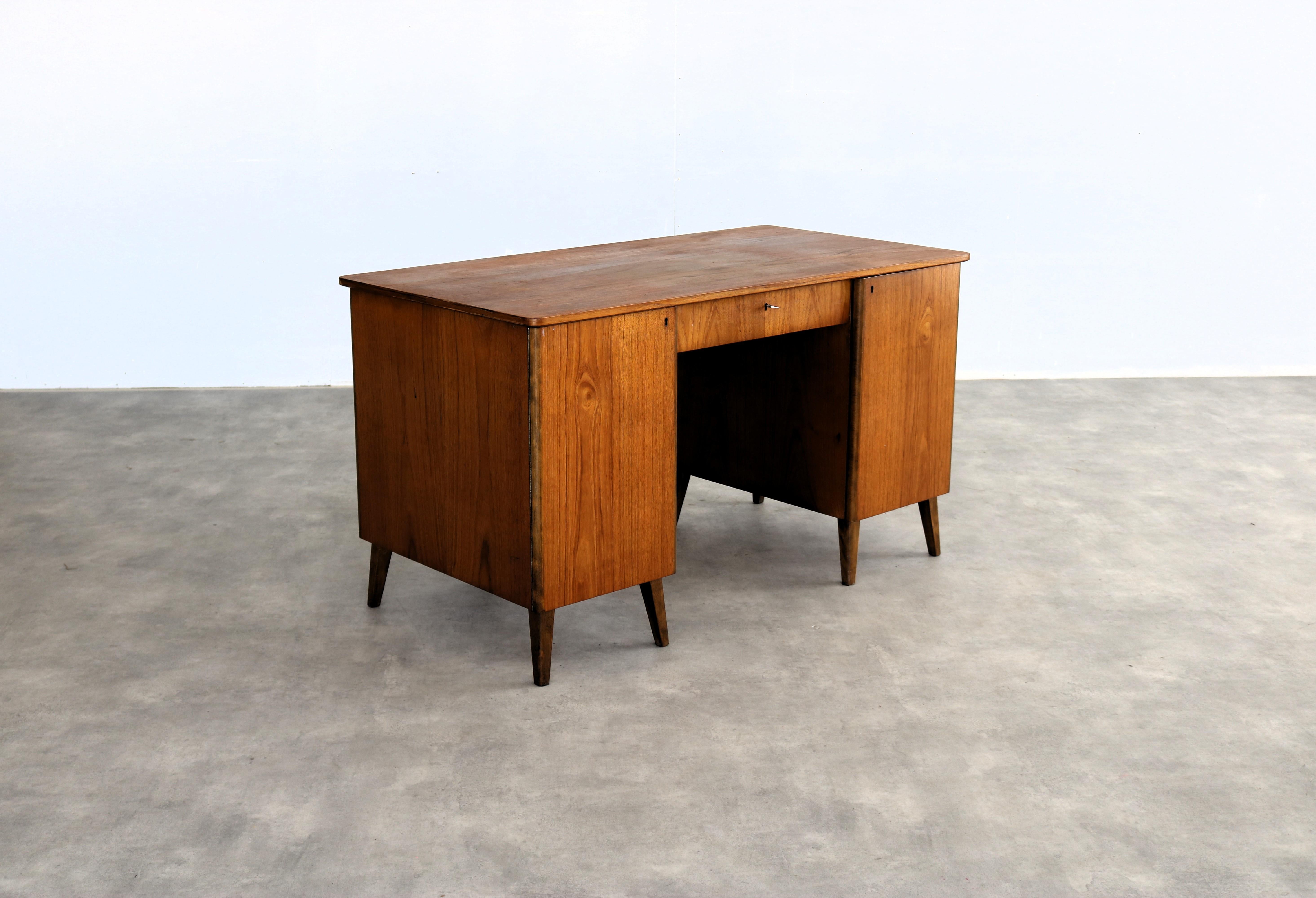 vintage desk  desk  1960s  Swedish In Good Condition For Sale In Lemmer, NL