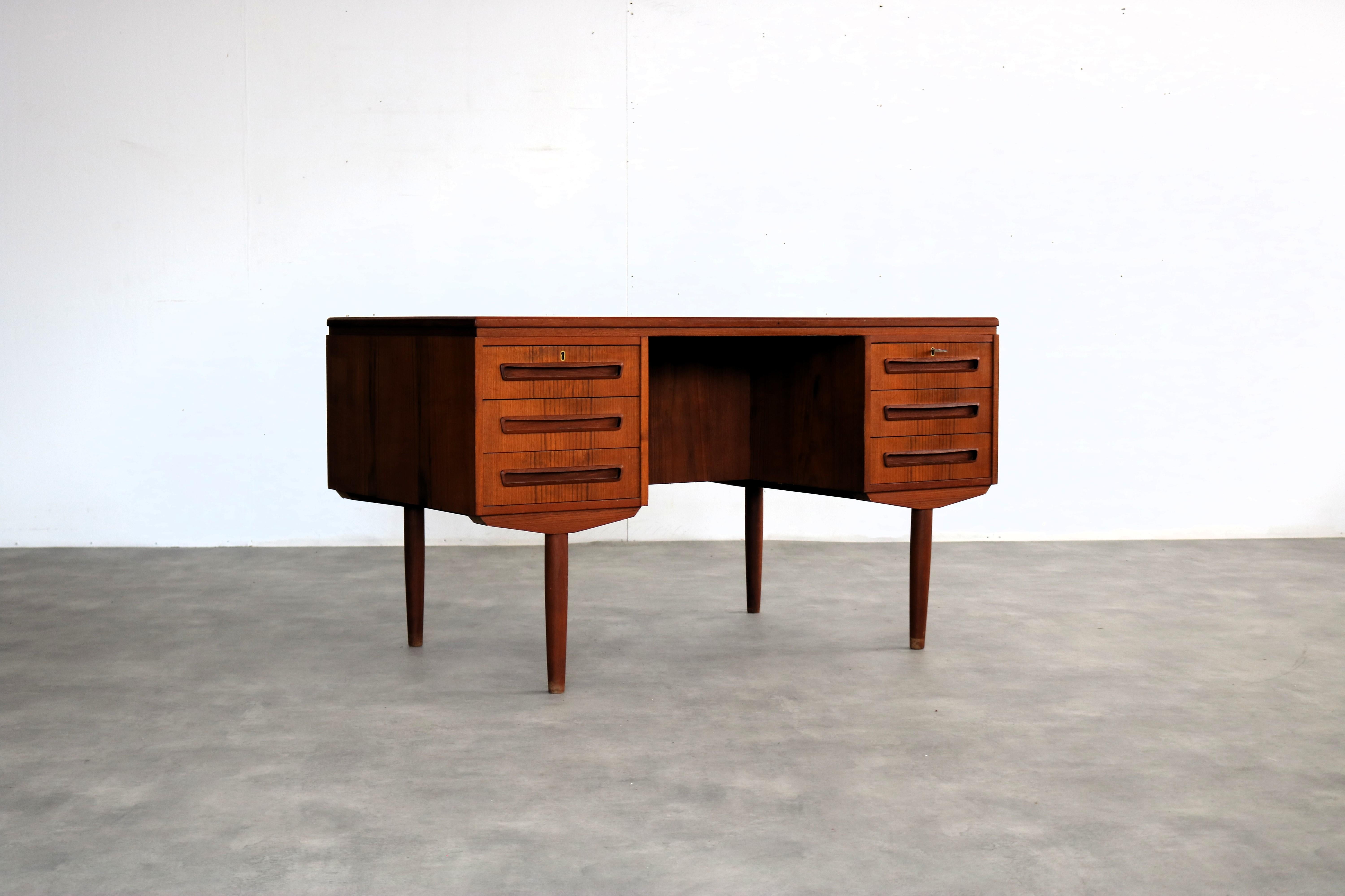 alter Schreibtisch  Schreibtisch  60s  J. Svenstrup  Dänisch

Zeitraum  60's
Entwurf  J. Svenstrup  AP Dänemark  Dänemark
Bedingung  gut  leichte Gebrauchsspuren  fehlender hinterer Griff; 
Größe  73 x 130 x 70 (HxBxT) 

Details 