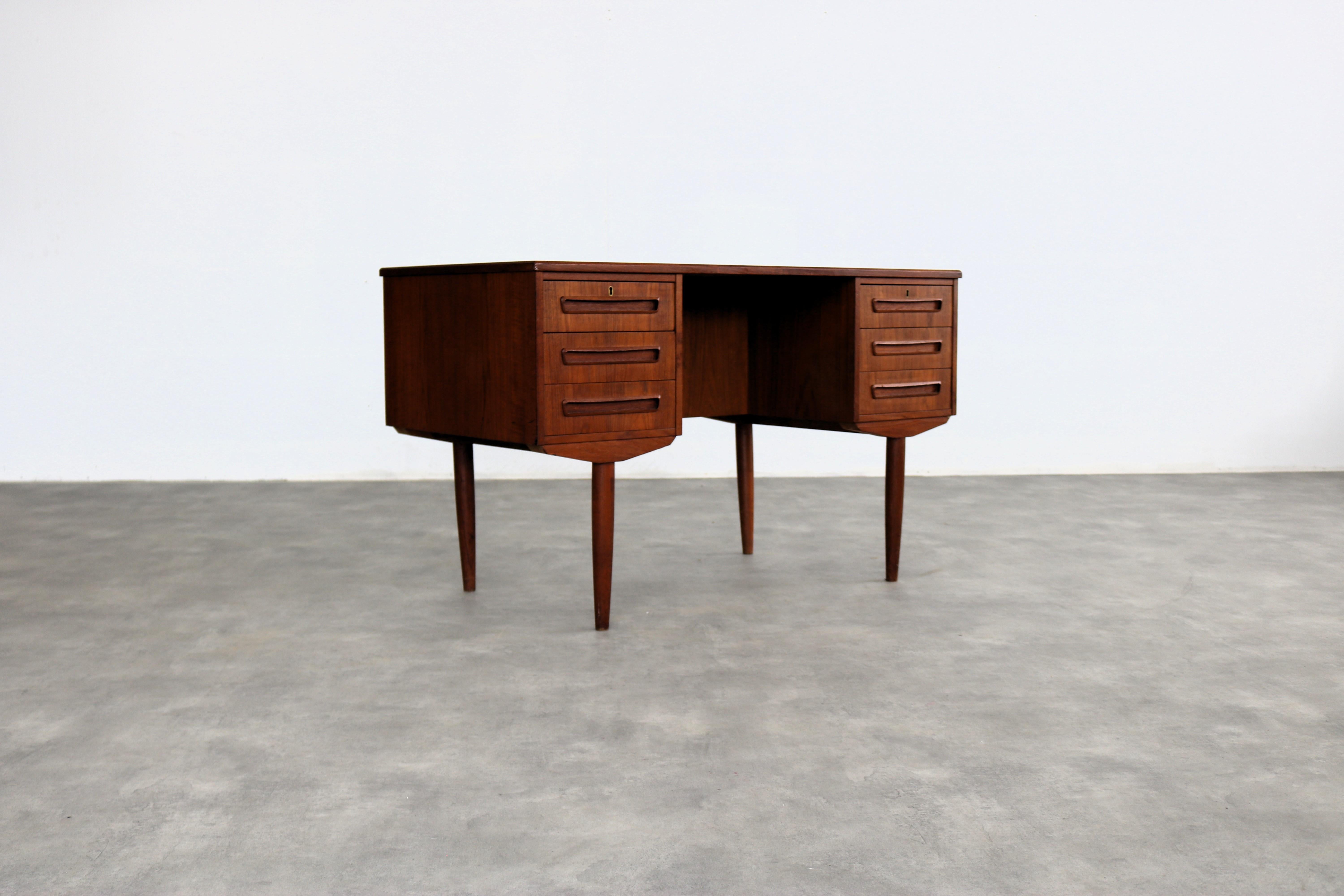 
scrivania vintage  scrivania  1960s  J. Svenstrup  Danese

periodo  1960s
design  J. Svenstrup  AP Danimarca  Danimarca
condizione  buono con segni d'uso/graffi/ scheggiature  mancano i tasti
dimensione  74 x 122 x 61 (hxbxp)

dettagli 