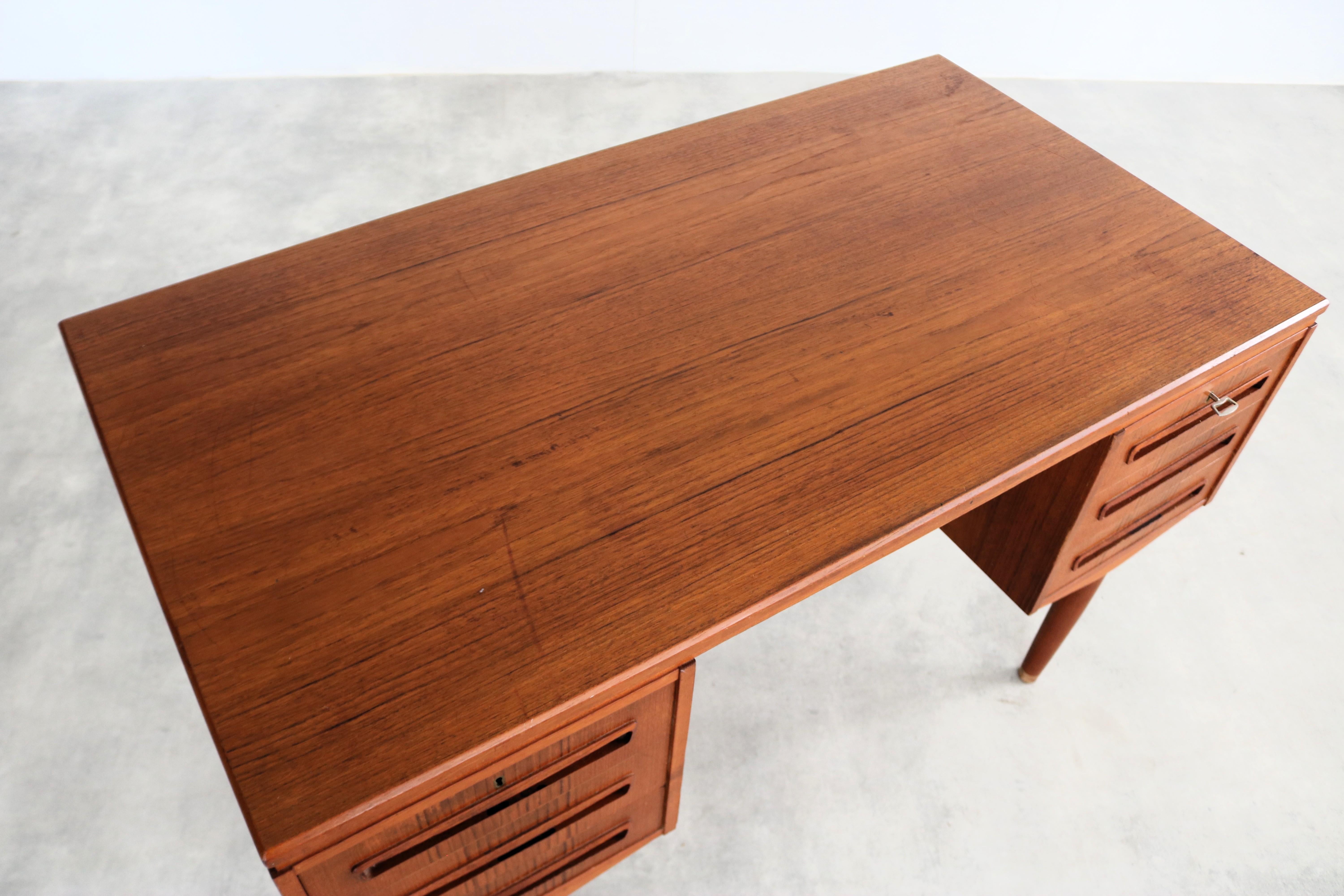 alter Schreibtisch  Schreibtisch  60s  J. Svenstrup  Dänisch (Teakholz) im Angebot