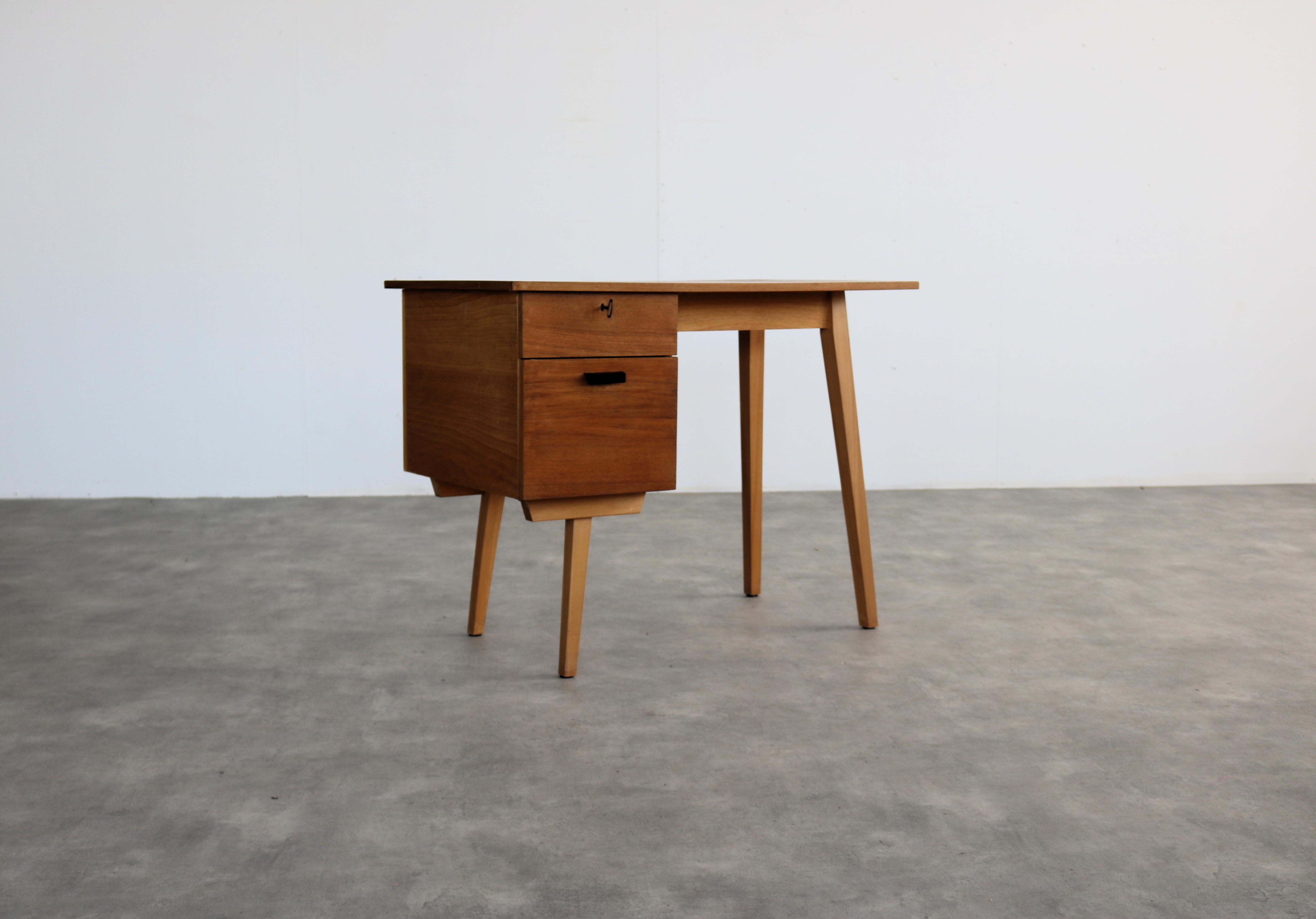 alter Schreibtisch  Schreibtisch  Teakholz  1960s

Zeitraum  1960s
Entwurf  unbekannt
Bedingung  gut  leichte Gebrauchsspuren
Größe  74,5 x 96 x 56 (HxBxT)

Details  Teakholz; Eiche;

Artikelnummer  2855