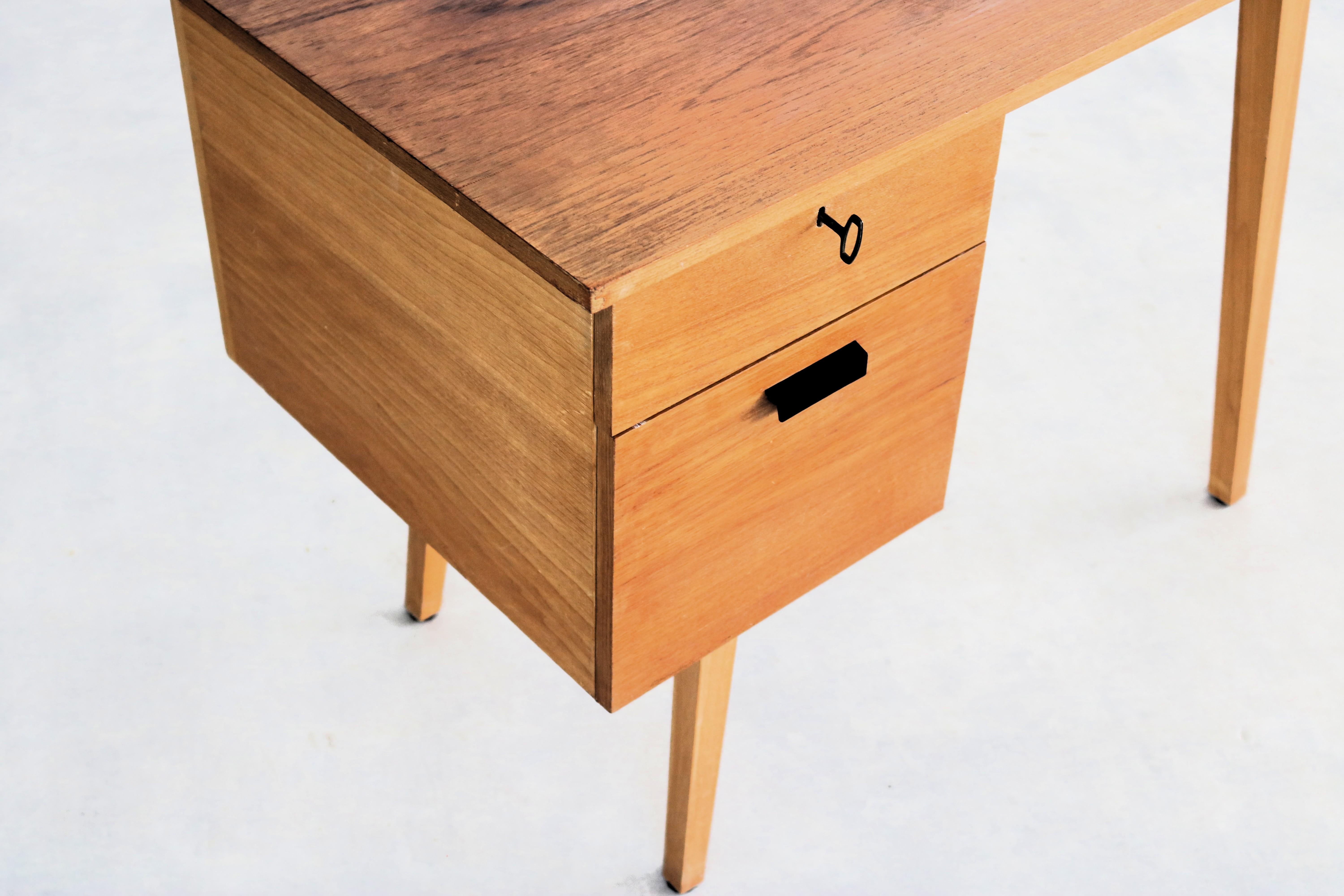 alter Schreibtisch  Schreibtisch  Teakholz  1960s im Angebot 1