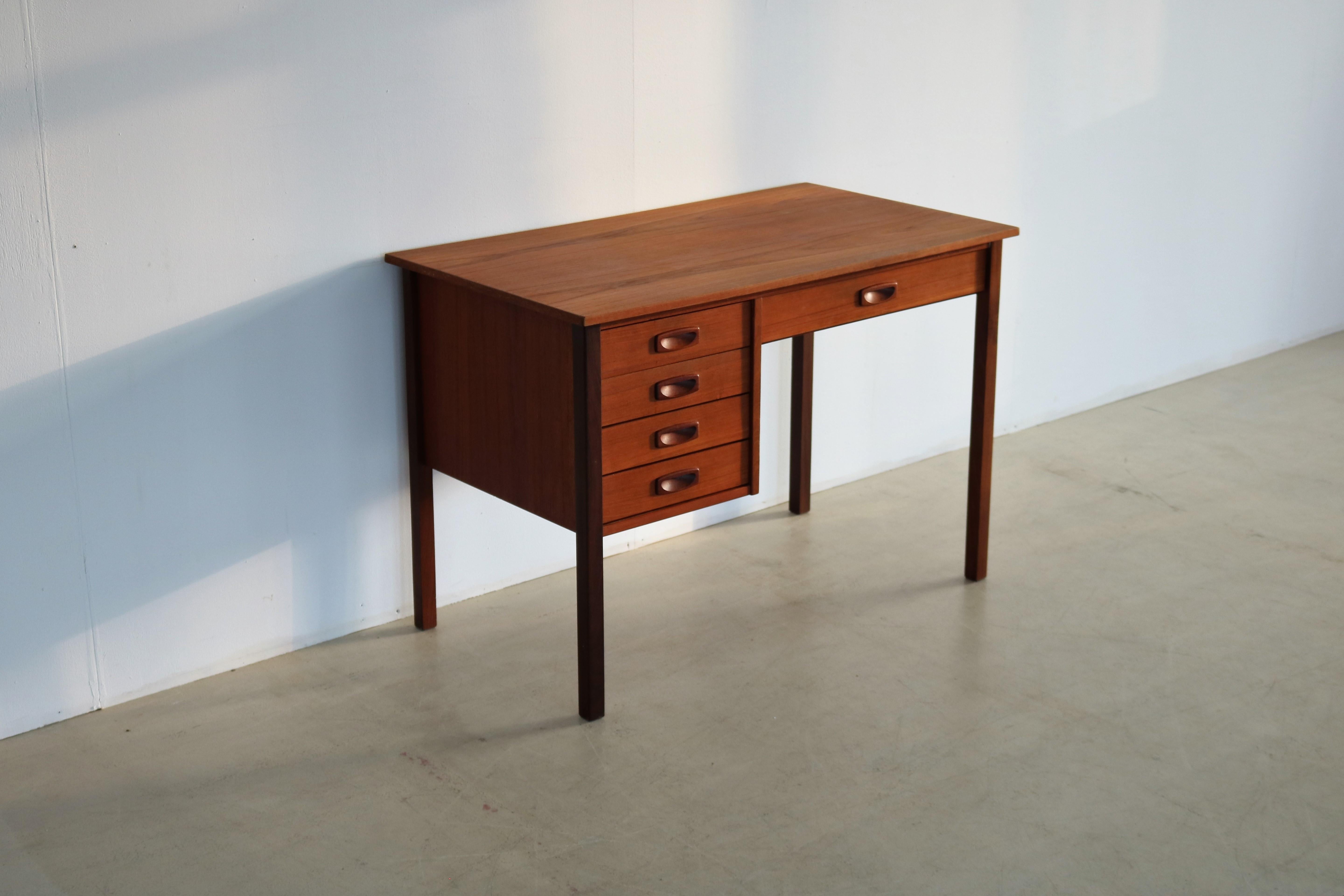 vintage desk  desk  teak  60s  Danish In Good Condition In GRONINGEN, NL
