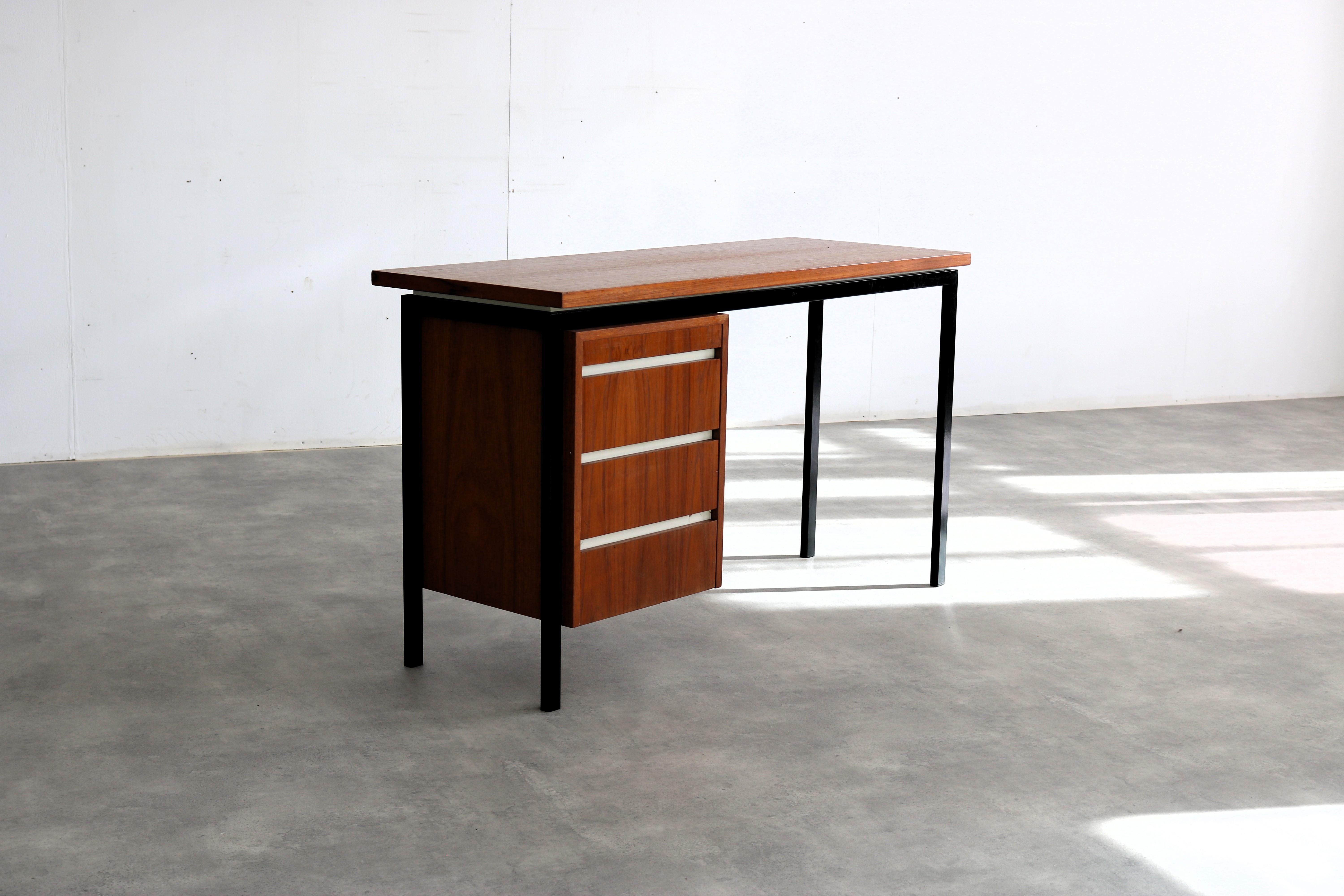 vintage desk  desk  teak  60's  In Good Condition In GRONINGEN, NL