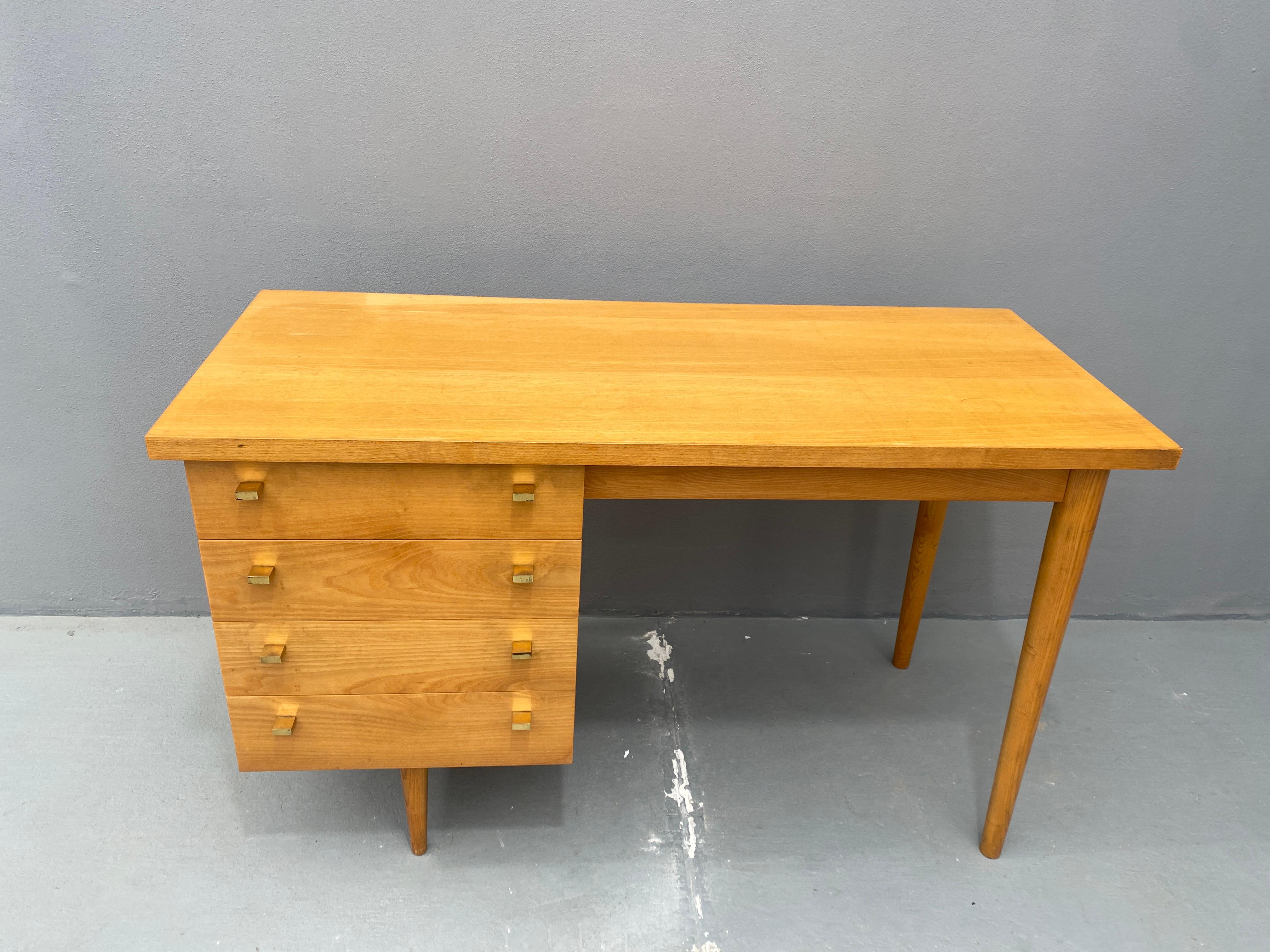 Semplice scrivania vintage realizzata in legno di faggio negli anni '70 nell'ex Cecoslovacchia
Il design è molto semplice ed elegante. Include una sezione con 4 cassetti. La scrivania è in ottime condizioni originali.

Dimensioni:

Altezza: 74