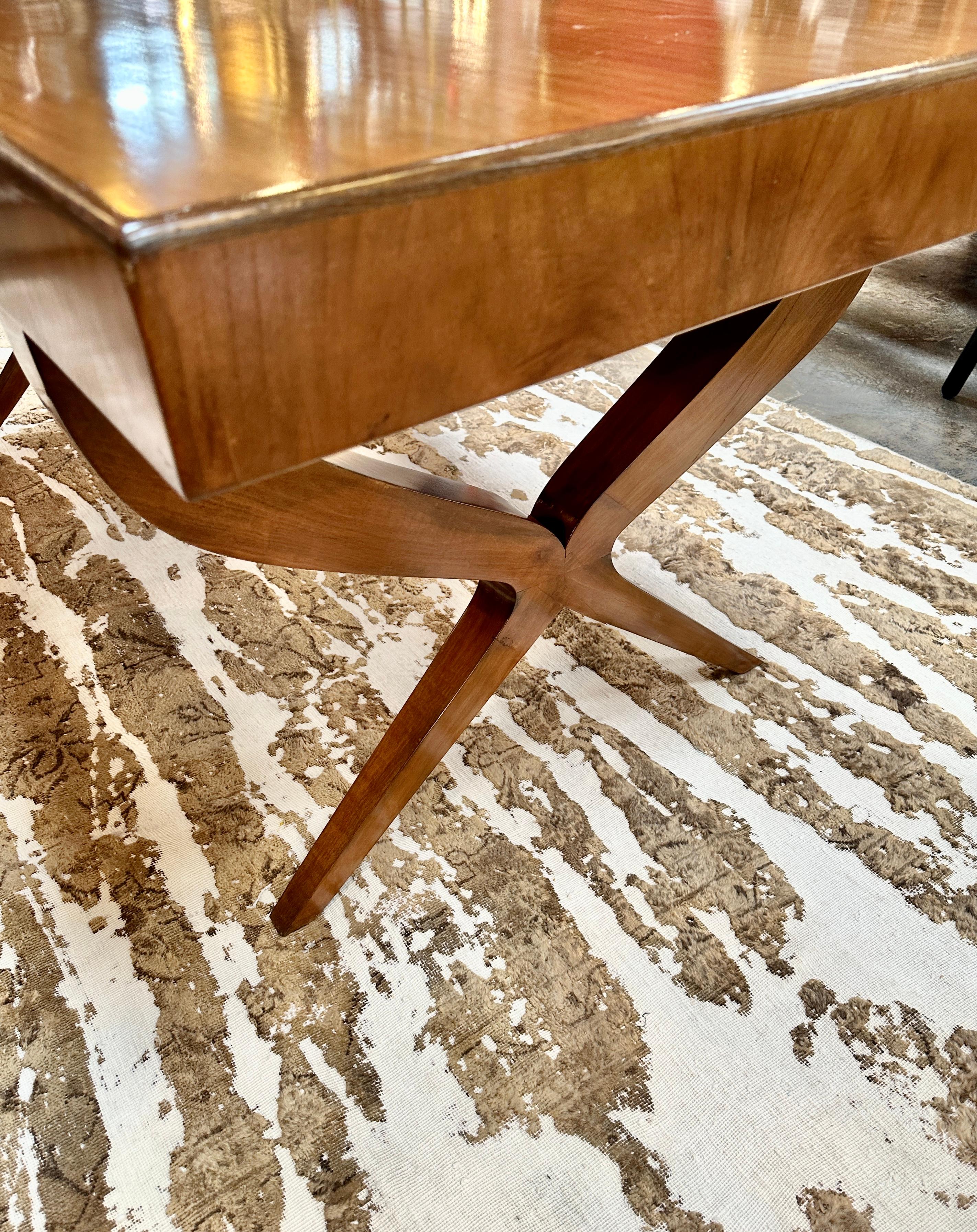 Extraordinaire bureau/table d'écriture en merisier avec pieds croisés par Paolo Buffa. Cette table a environ 70 ans et a été restaurée comme vous pouvez le voir sur les photos. La forme est incroyable et l'ambiance est incroyable.