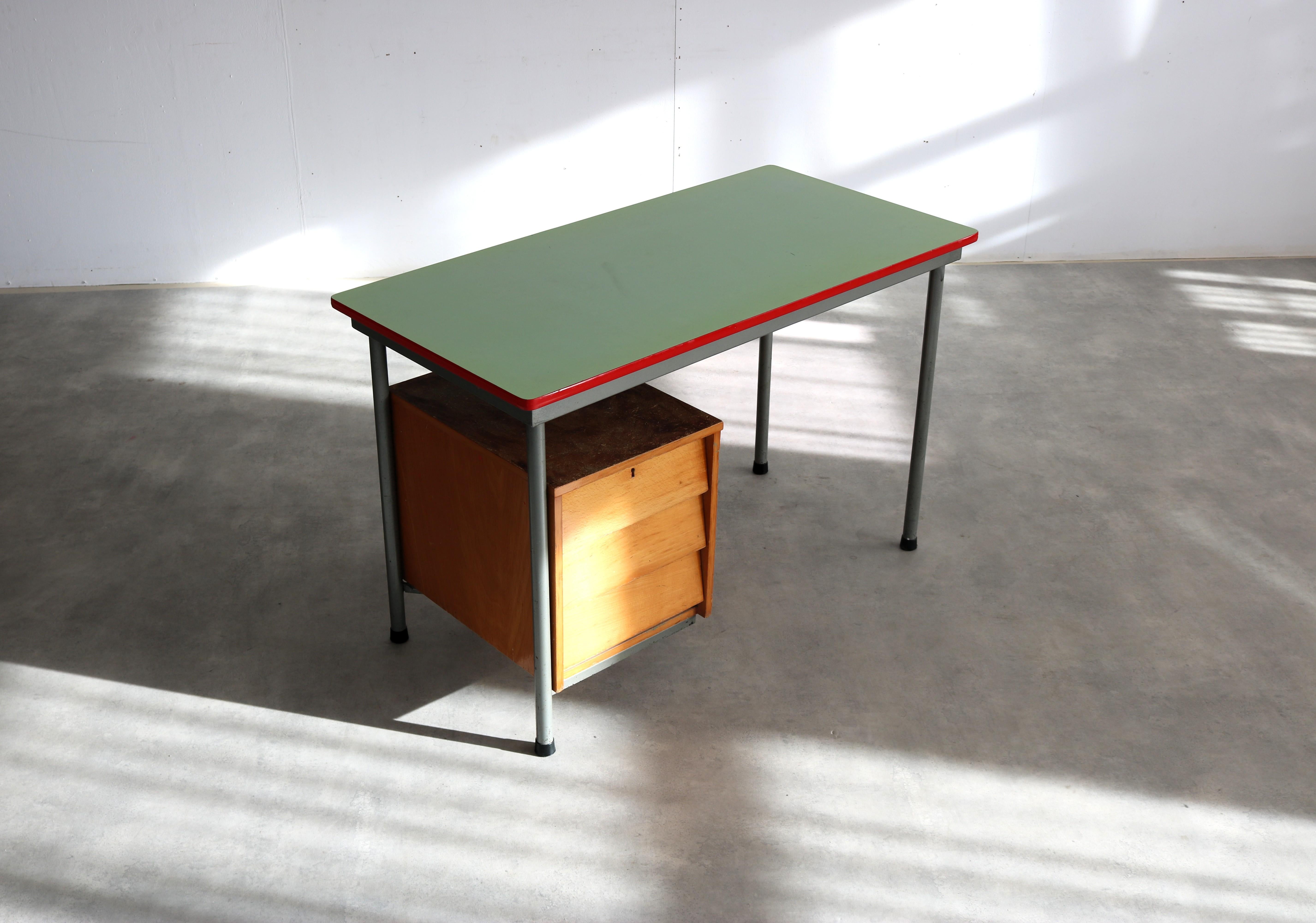 Scrivania vintage  industriale  1970s  scrivania in vendita 4