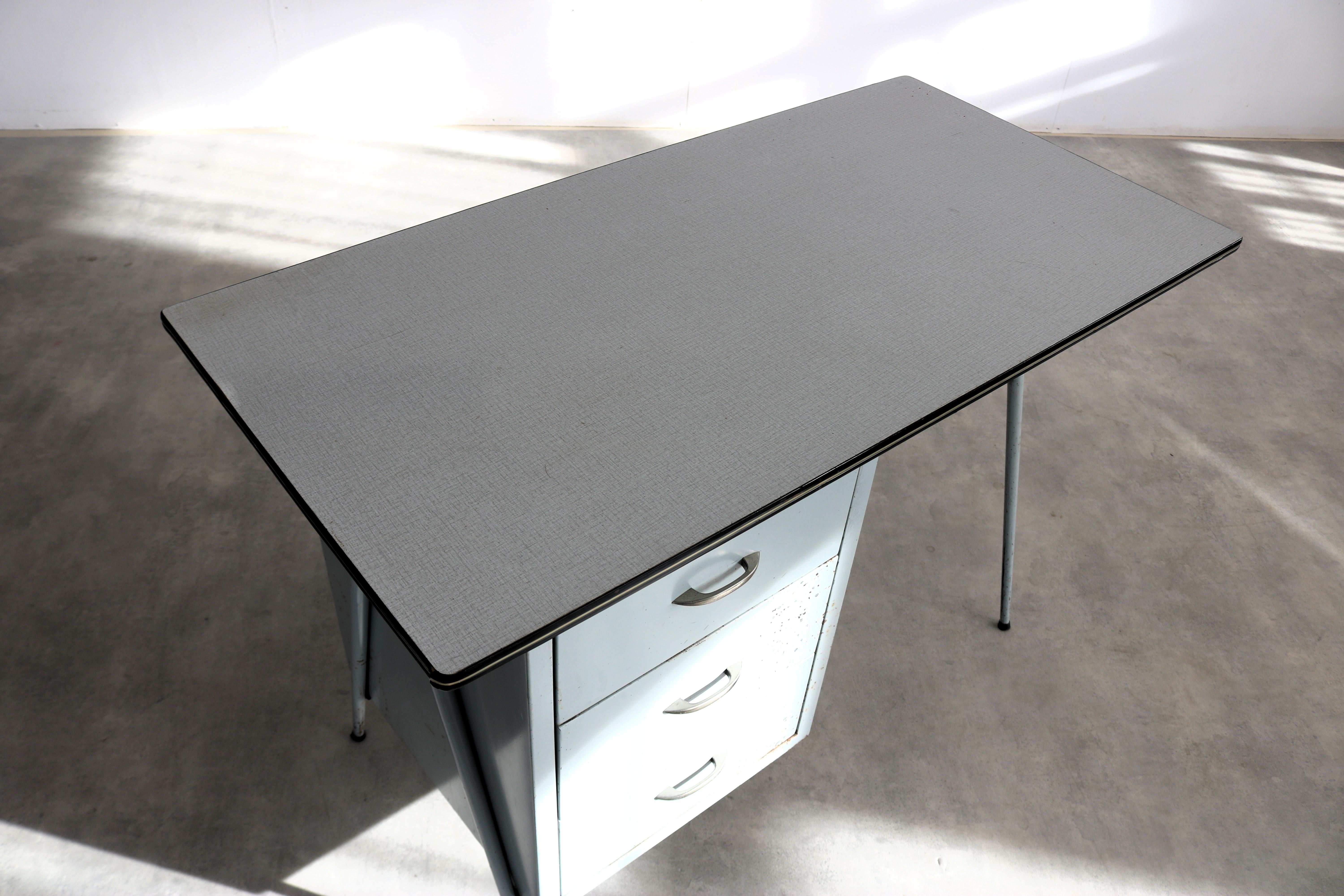 Scrivania vintage  industriale  1970s  scrivania in vendita 4