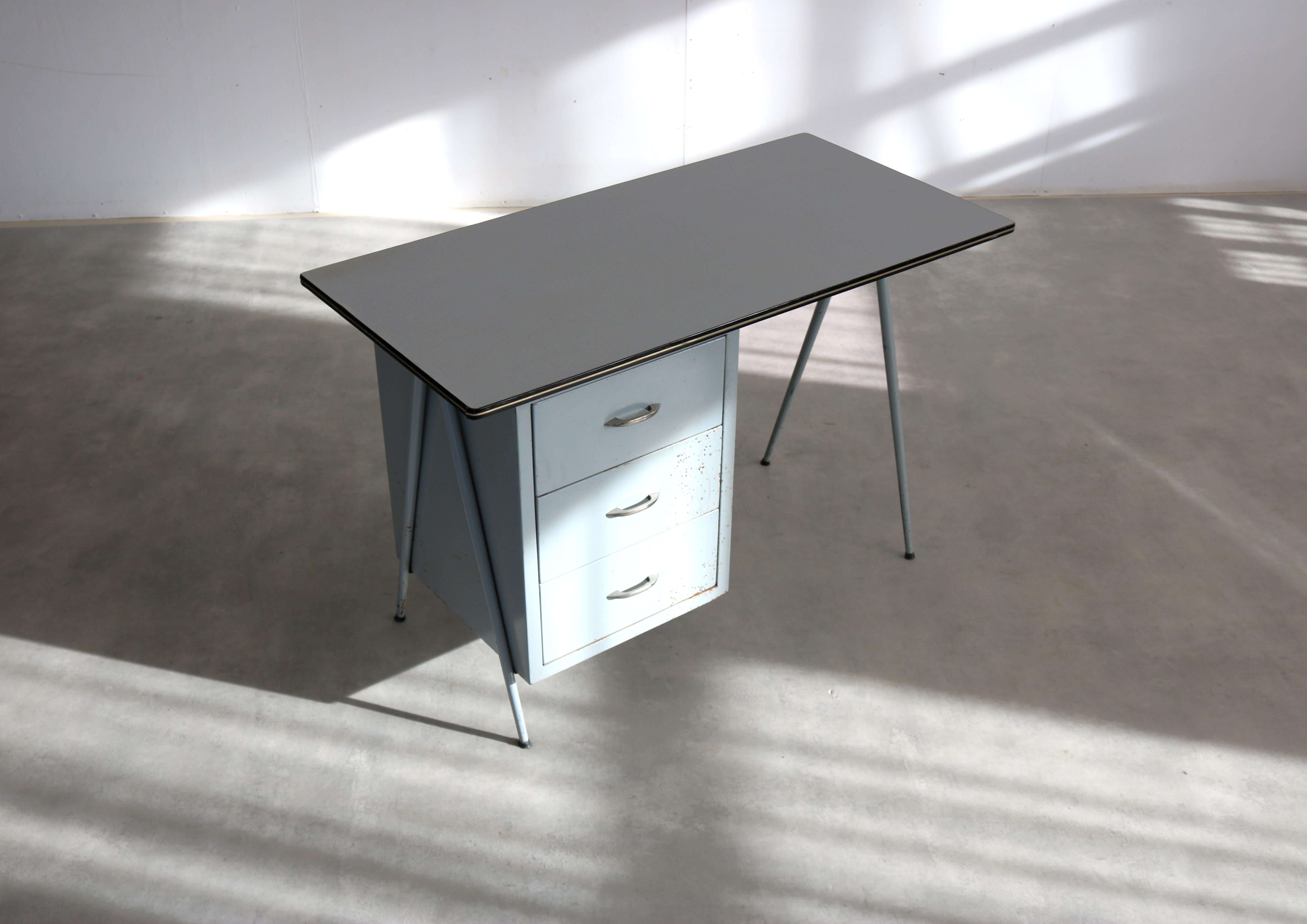 Scrivania vintage  industriale  1970s  scrivania in vendita 6