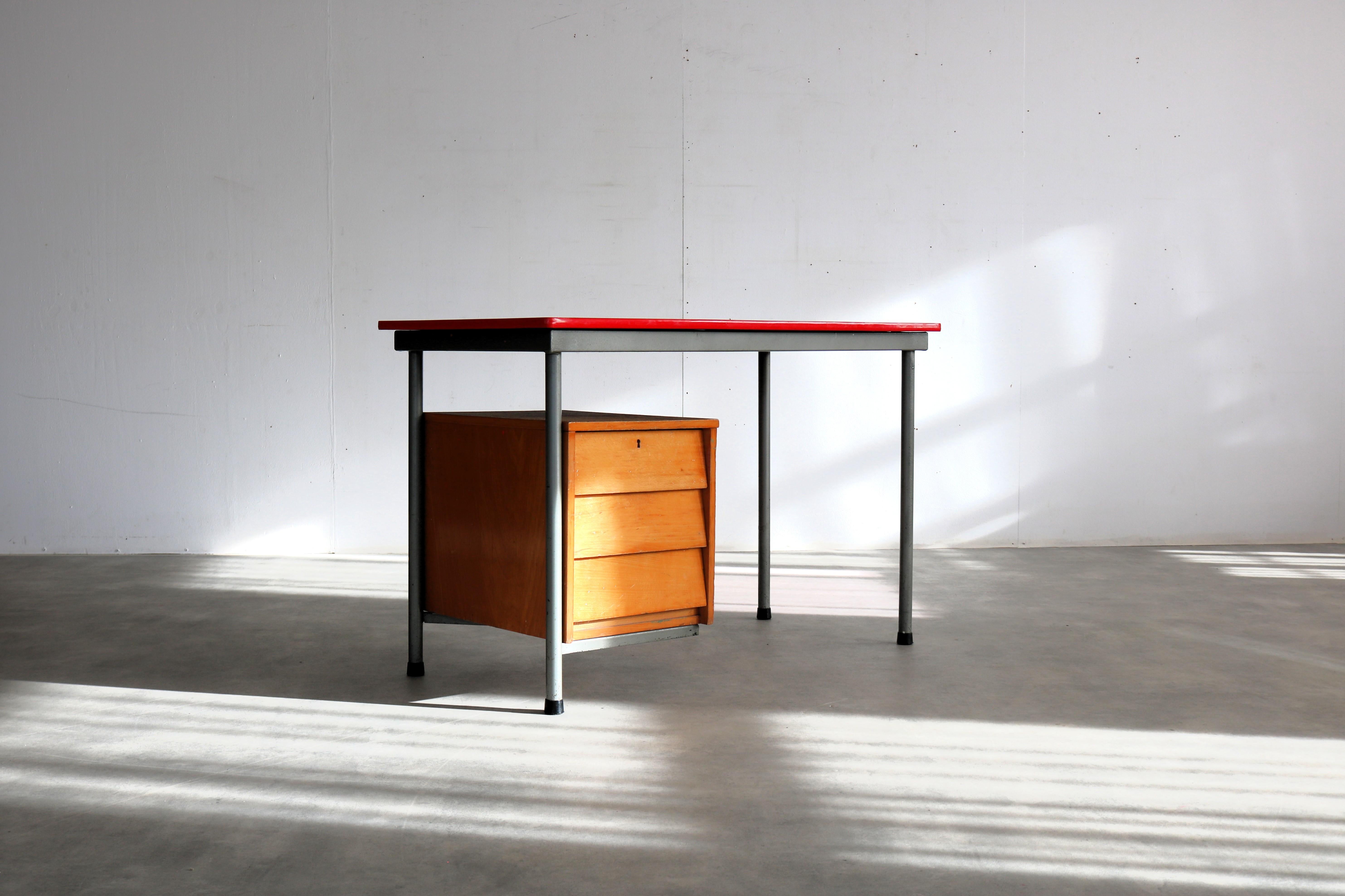 Scrivania vintage  industriale  1970s  scrivania

periodo  1960s
design  sconosciuto
condizione  buono con lievi segni di usura/patina;
dimensione  77,5 x 120,5 x 60,5 (h. x l. x p.)

dettagli  metallo; Oak; Formica;

numero dell'articolo  2957