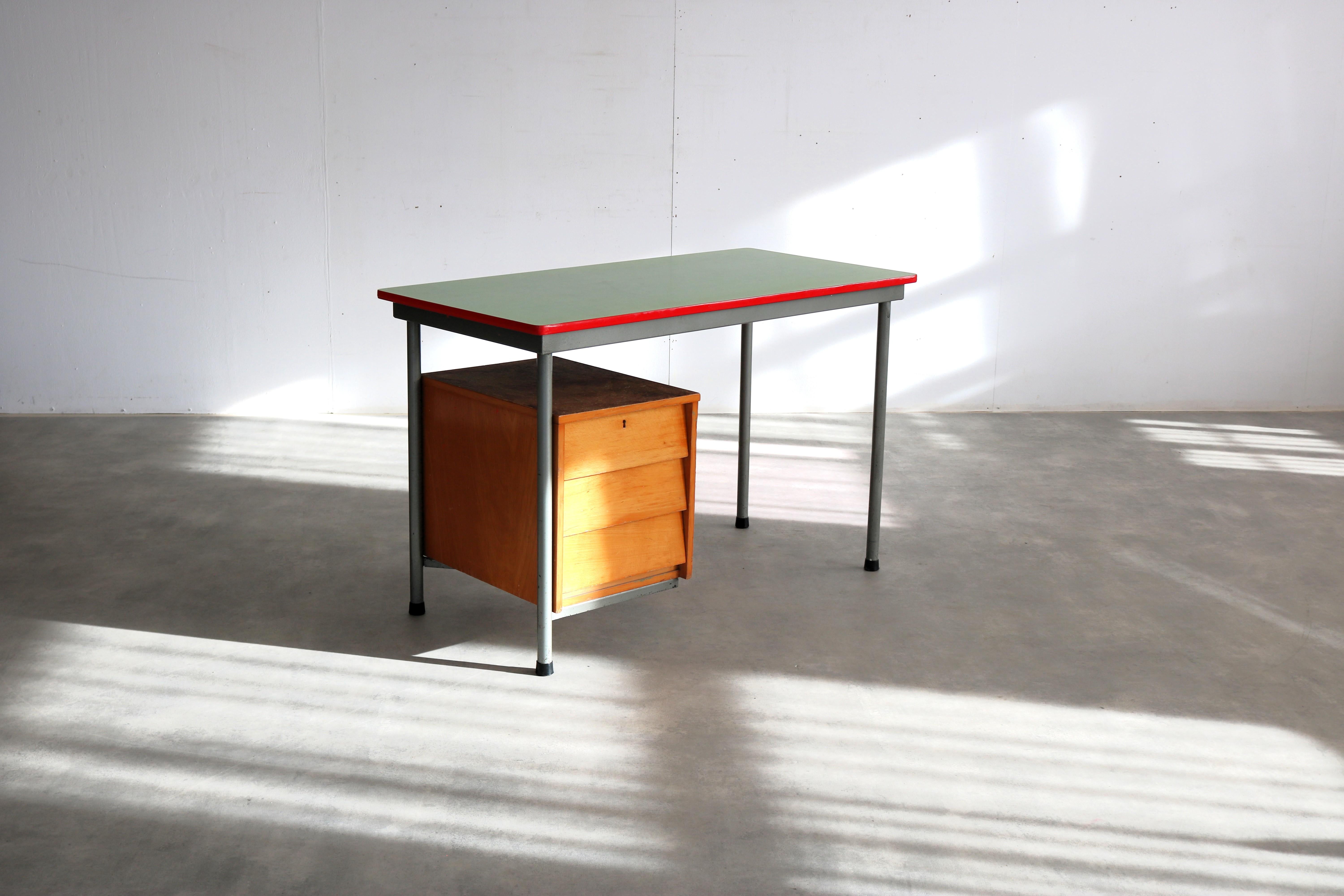 Belga Scrivania vintage  industriale  1970s  scrivania in vendita