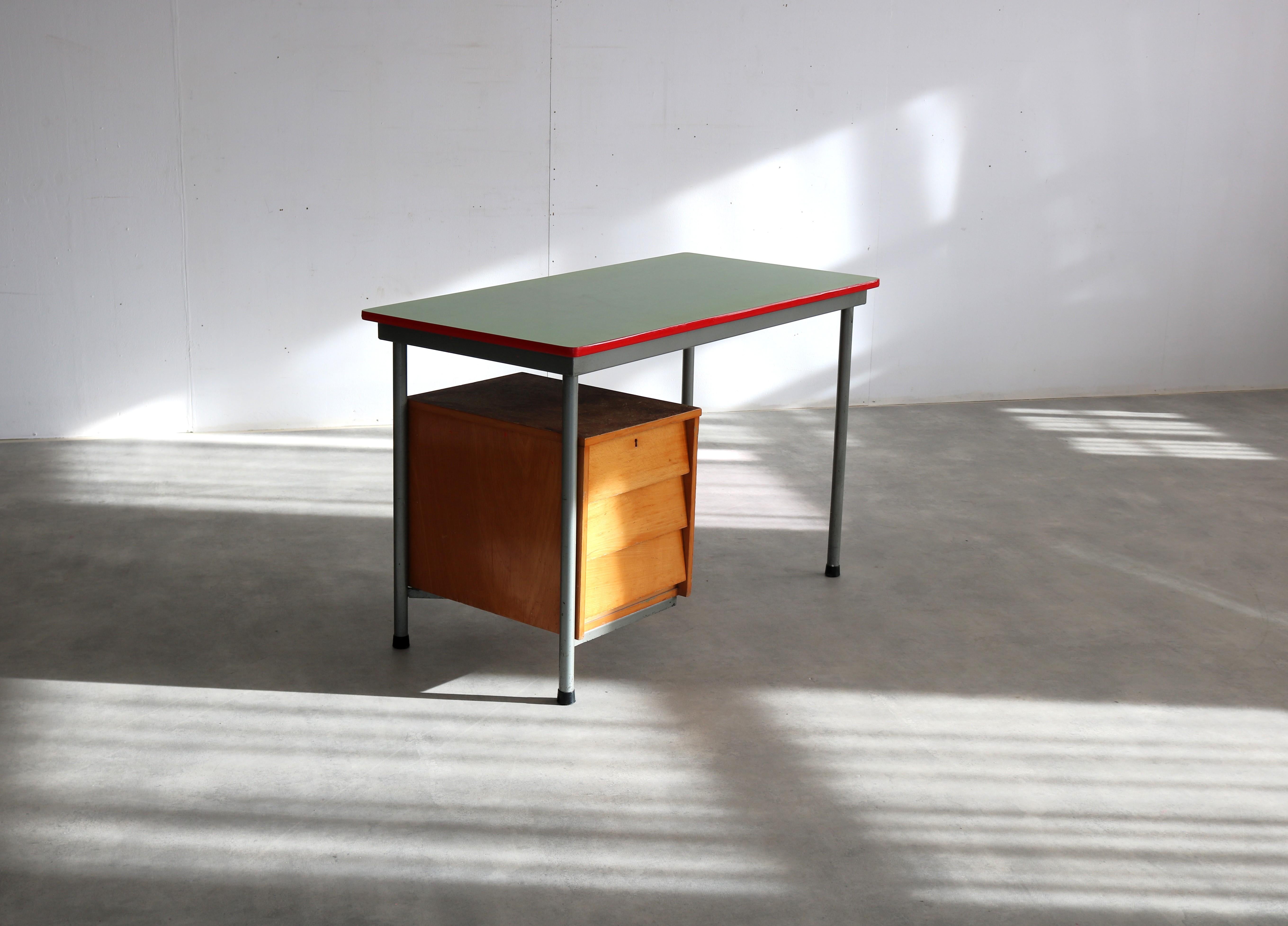 Scrivania vintage  industriale  1970s  scrivania In condizioni buone in vendita a Lemmer, NL