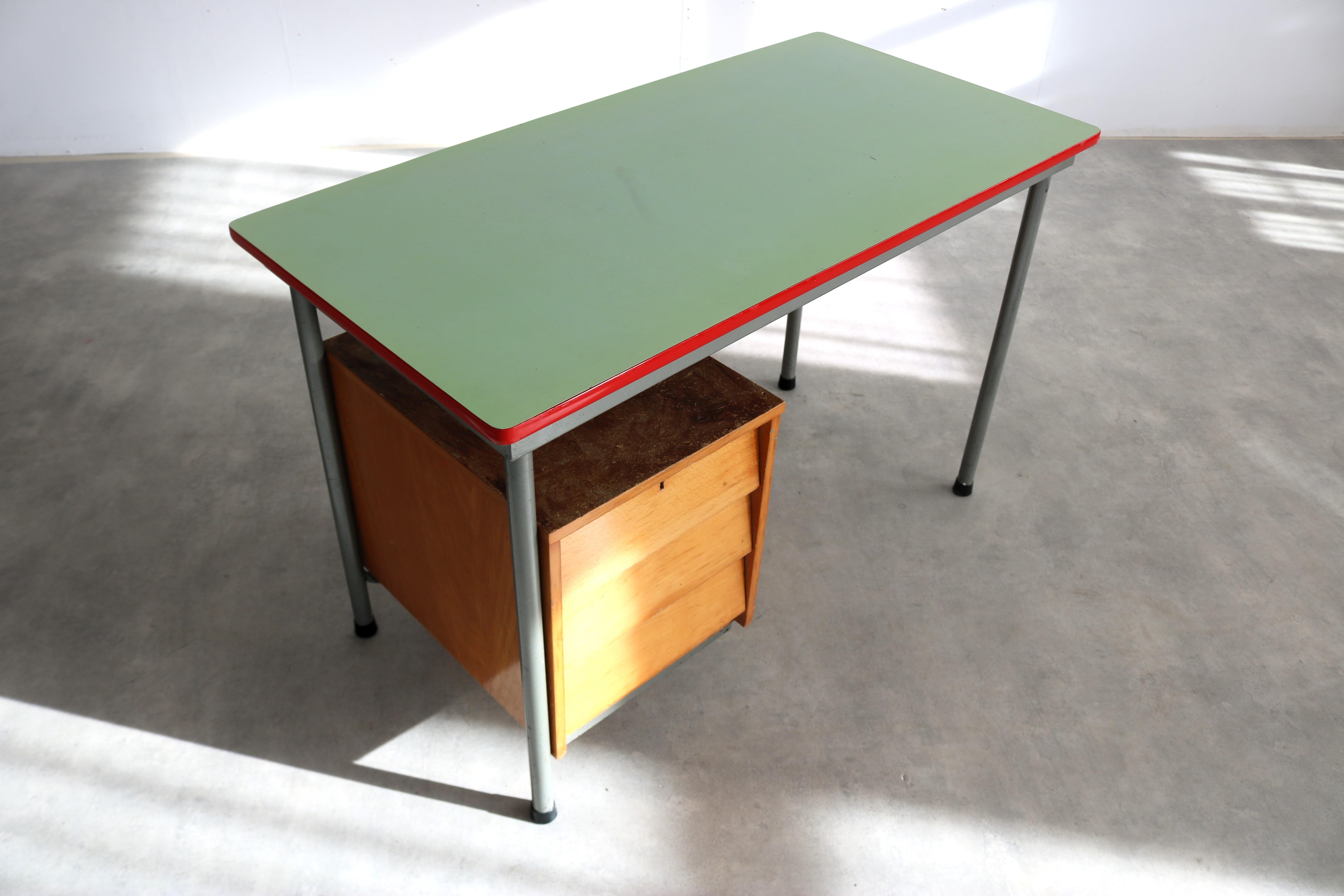 Metà XX secolo Scrivania vintage  industriale  1970s  scrivania in vendita