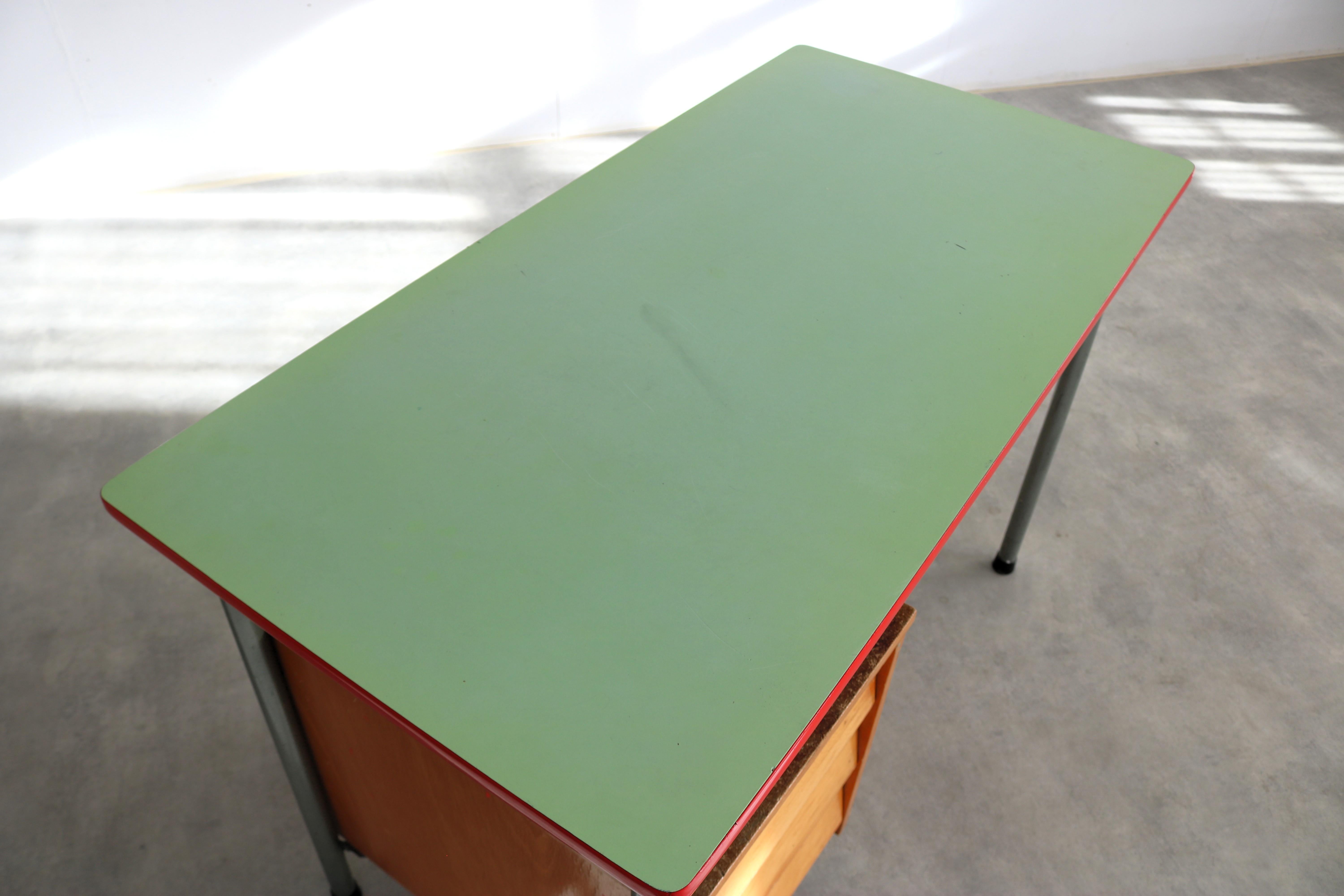 Scrivania vintage  industriale  1970s  scrivania in vendita 1