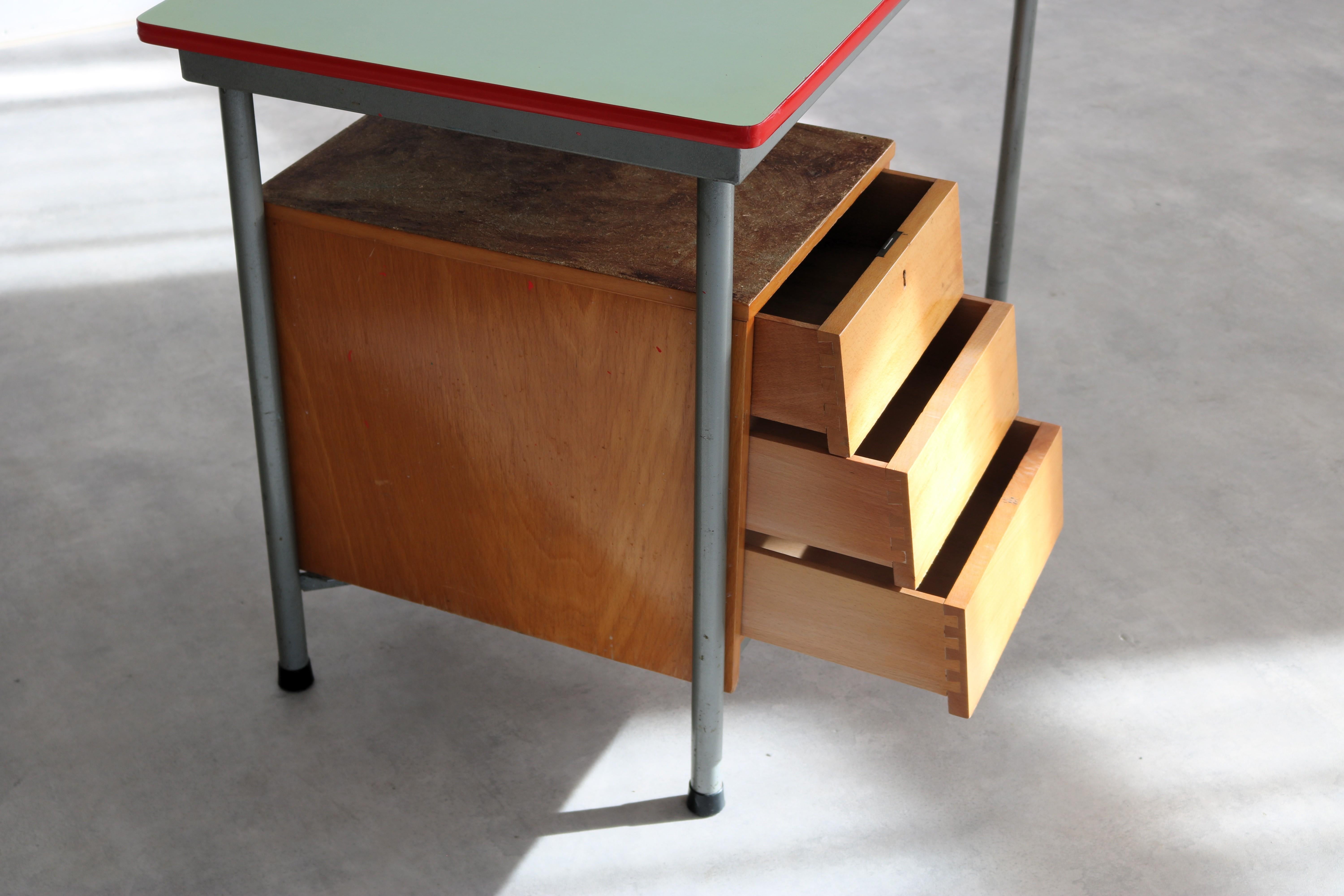 Scrivania vintage  industriale  1970s  scrivania in vendita 2